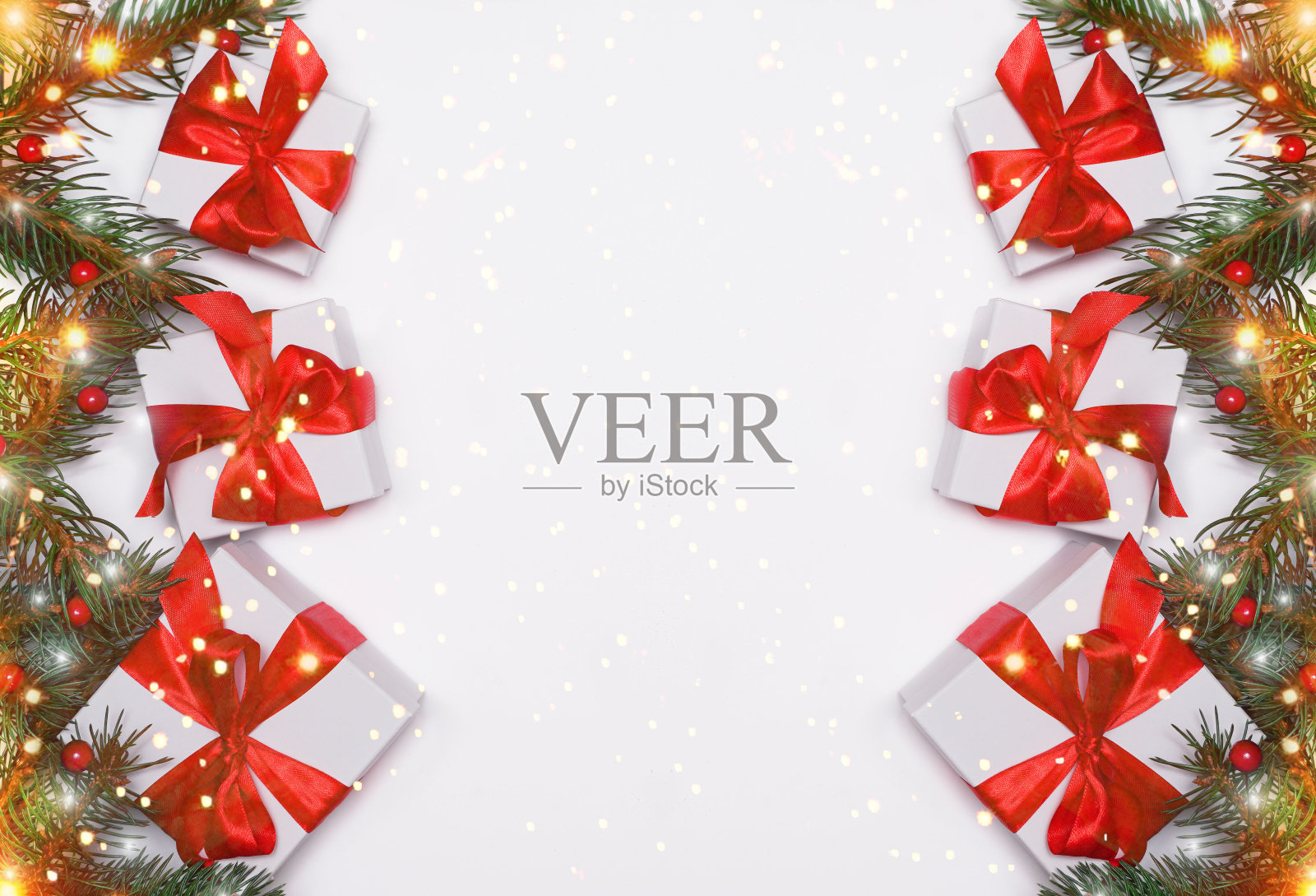 云杉,冷杉枝,红色浆果,礼品盒在红色背景。帧边界。圣诞新年作文背景。圣诞灯。空间的文本。横幅。照片摄影图片