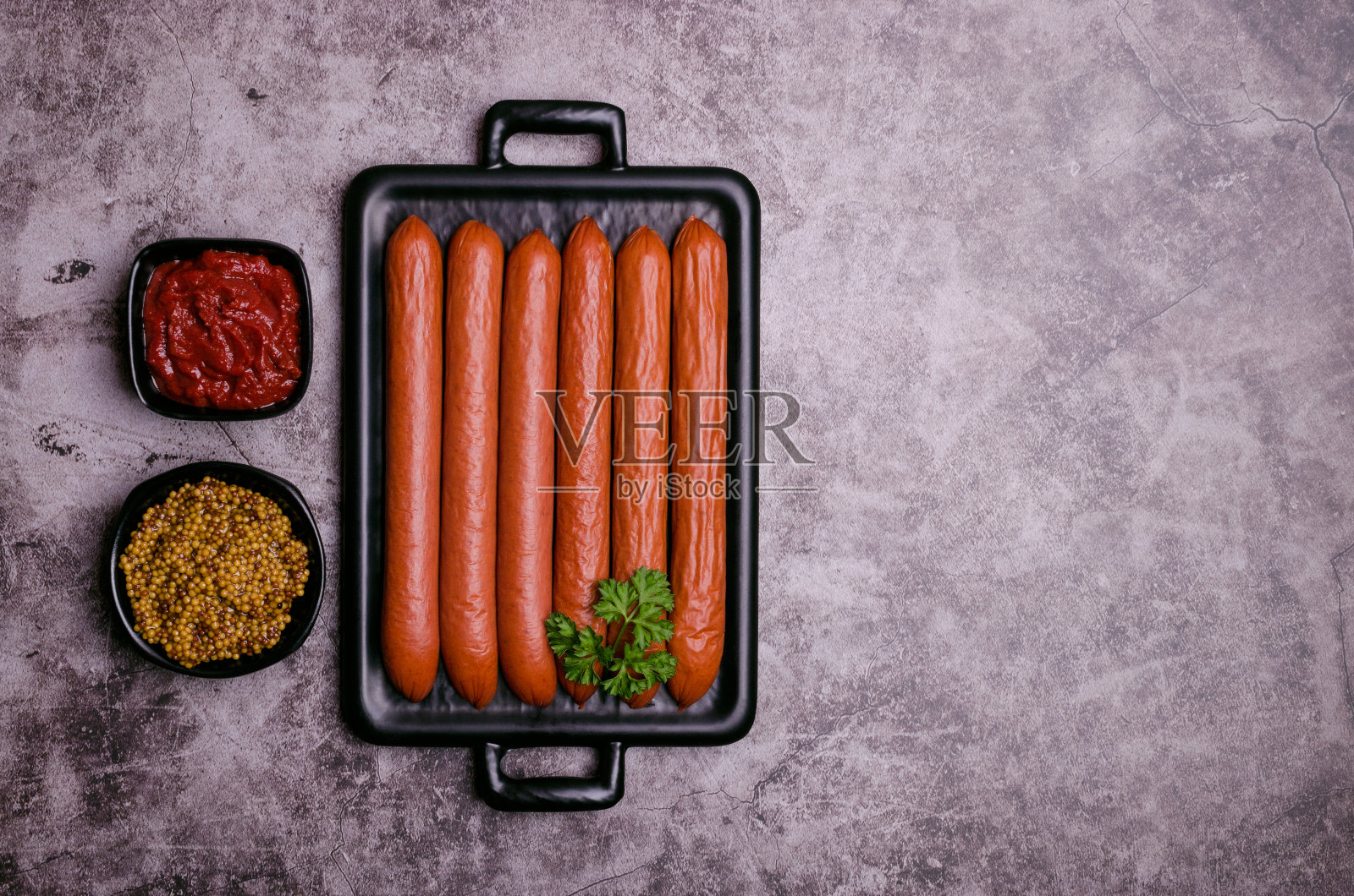 又细又长的烟熏香肠照片摄影图片