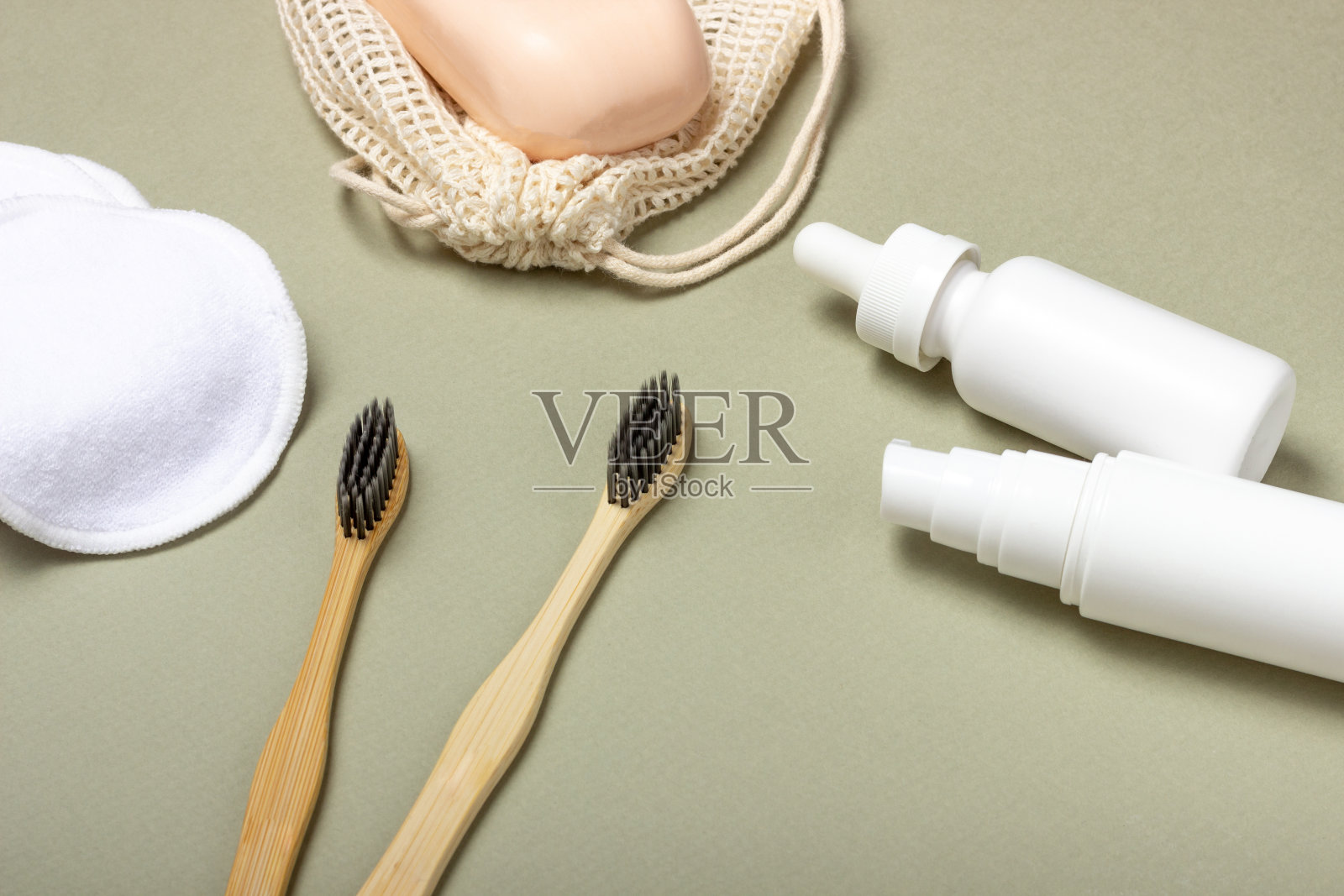 木制牙刷,纯香波,手工肥皂,棉质卸妆湿巾。零浪费概念环保身体护理化妆品照片摄影图片