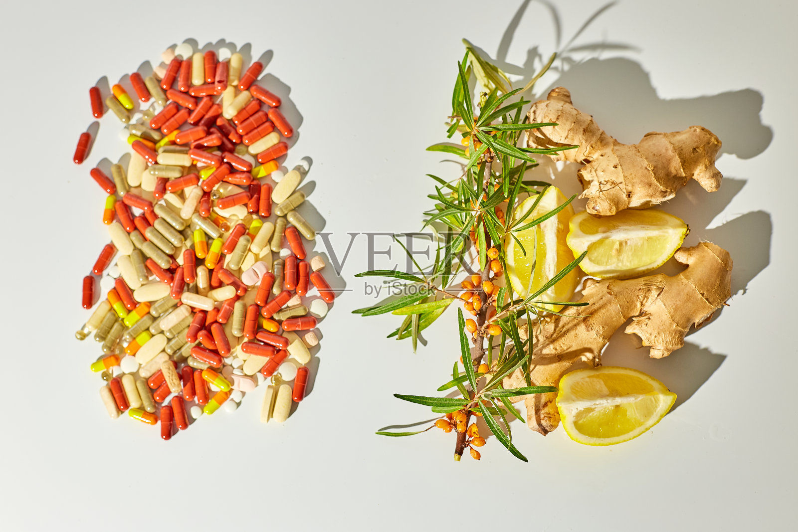 白色背景硬光阴影下的治疗感冒和流感的替代疗法和传统药物,自然医学与传统医学的概念,俯视图,复制空间。照片摄影图片