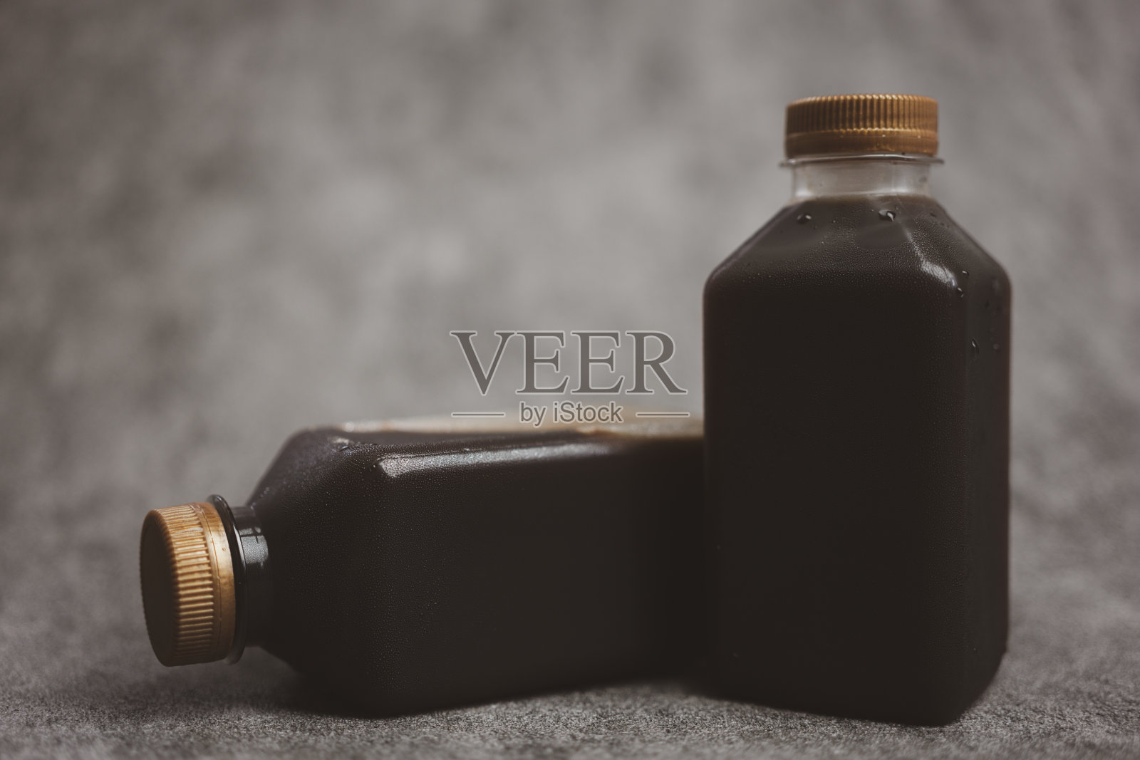 塑料瓶的美式咖啡照片摄影图片