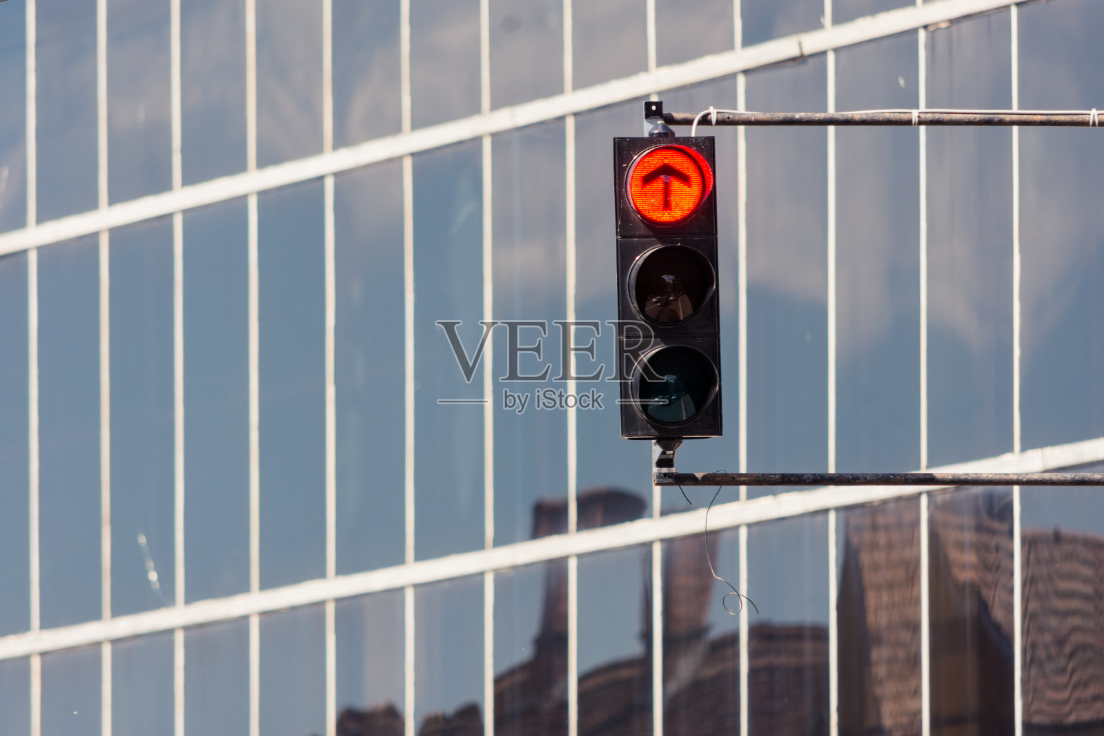 红灯指示前进的交通信号灯照片摄影图片