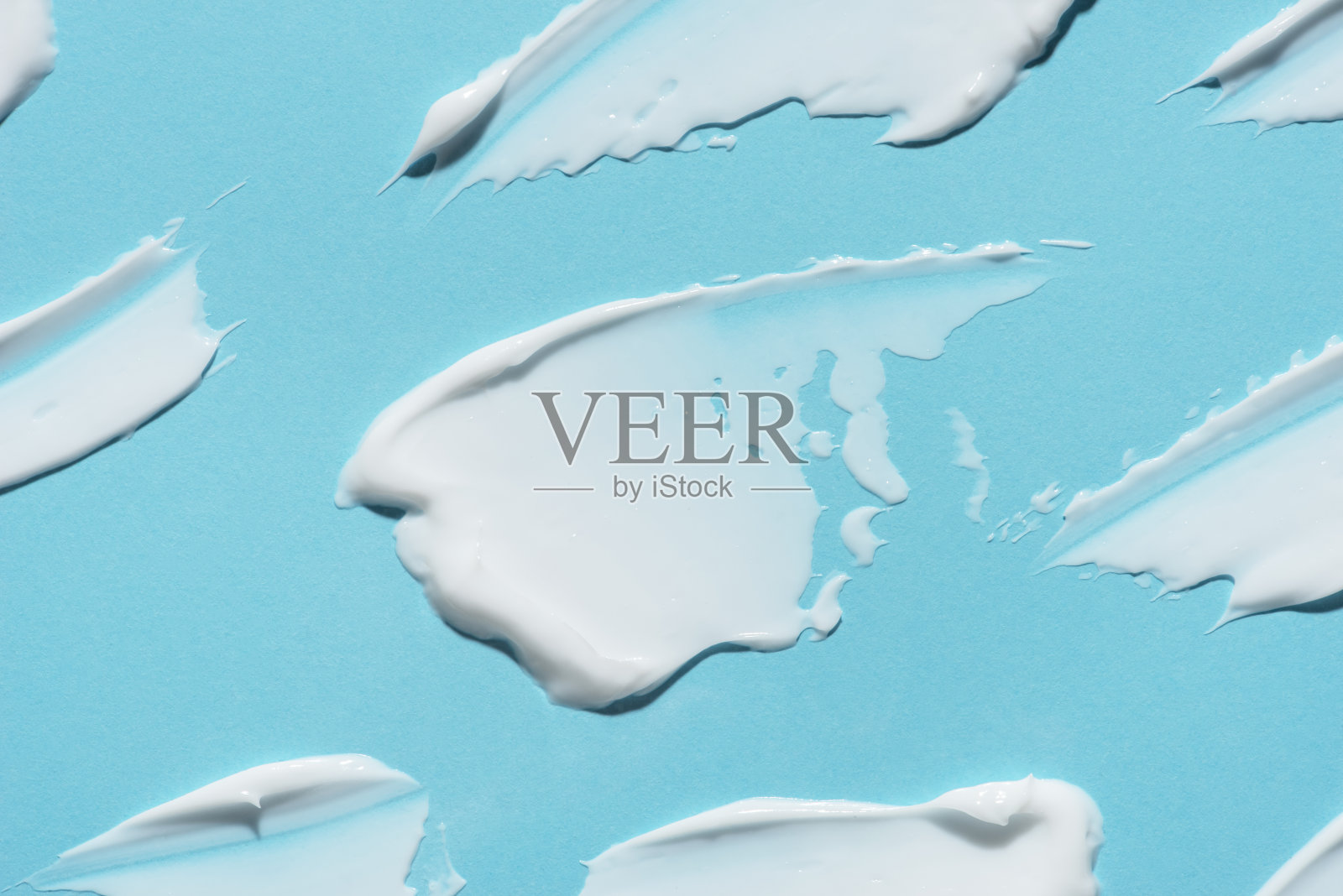 蓝色背景上的白色奶油照片摄影图片