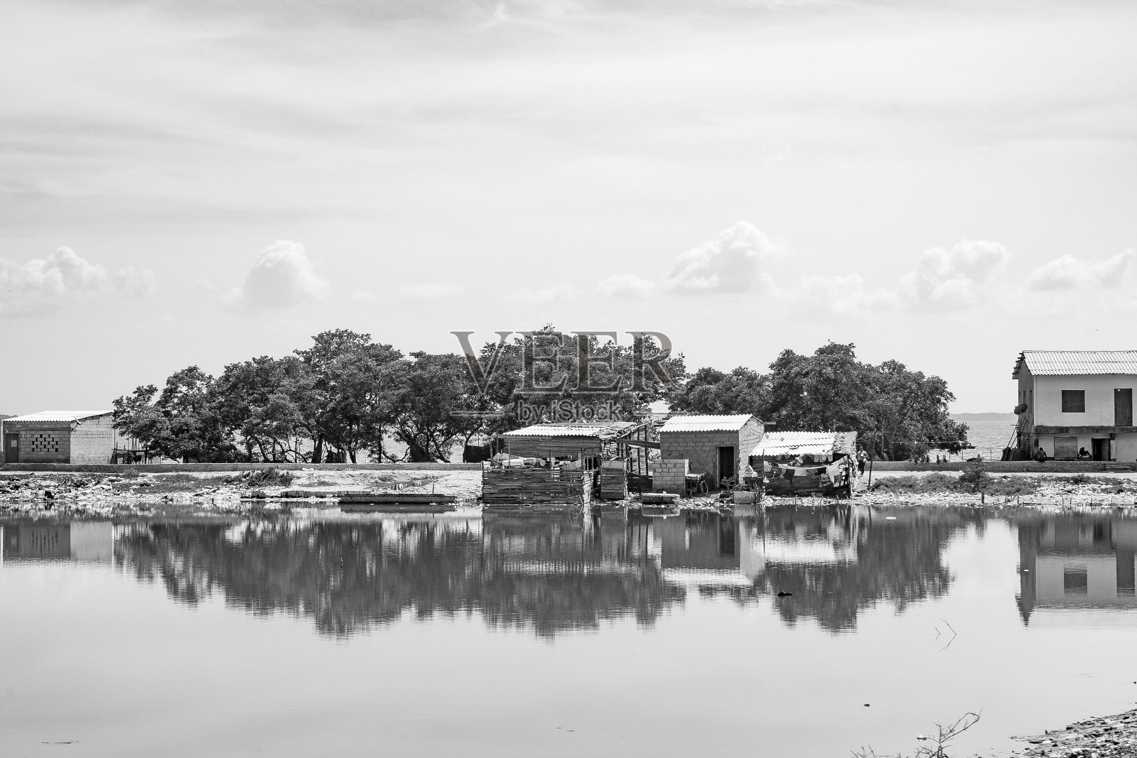 Magdalerna Cienaga de Magdalerna倒影中的房屋景观。照片摄影图片