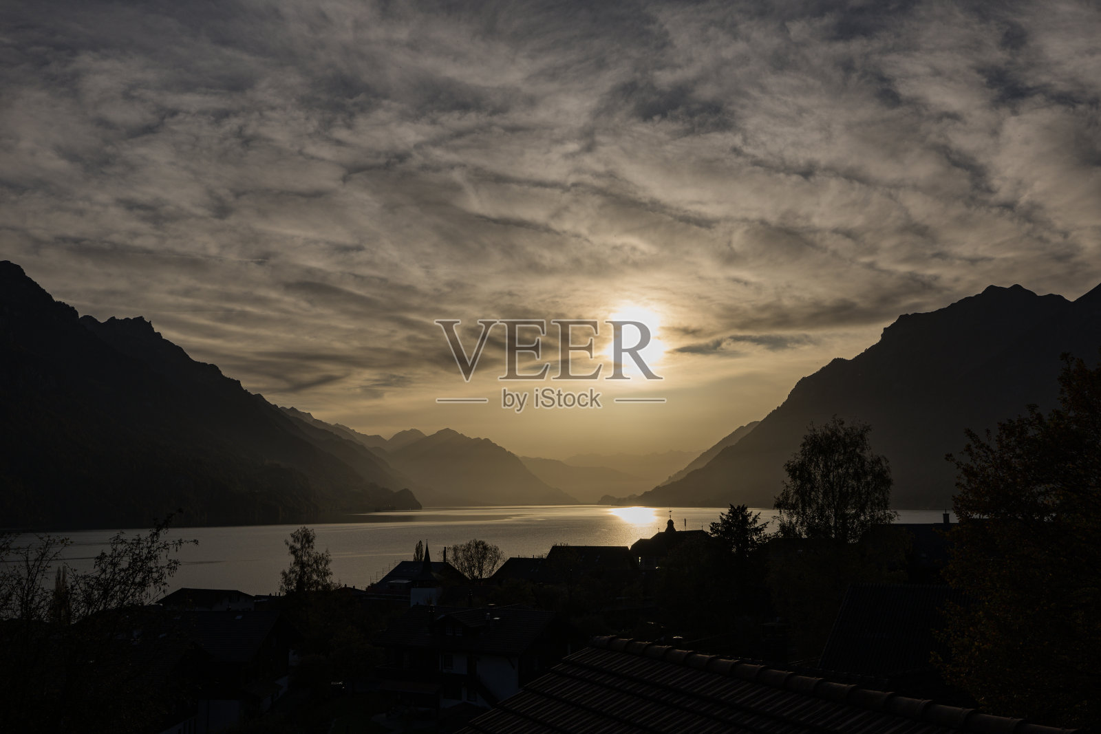 布里恩斯湖上的日落照片摄影图片