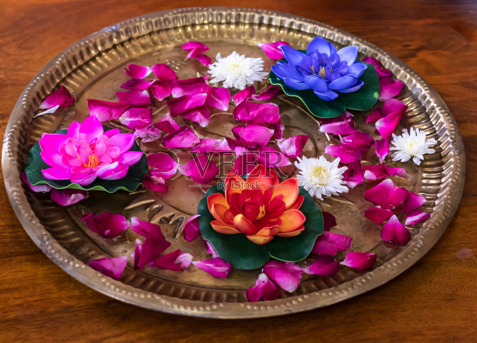 装饰用的彩花浮在铜板上照片摄影图片