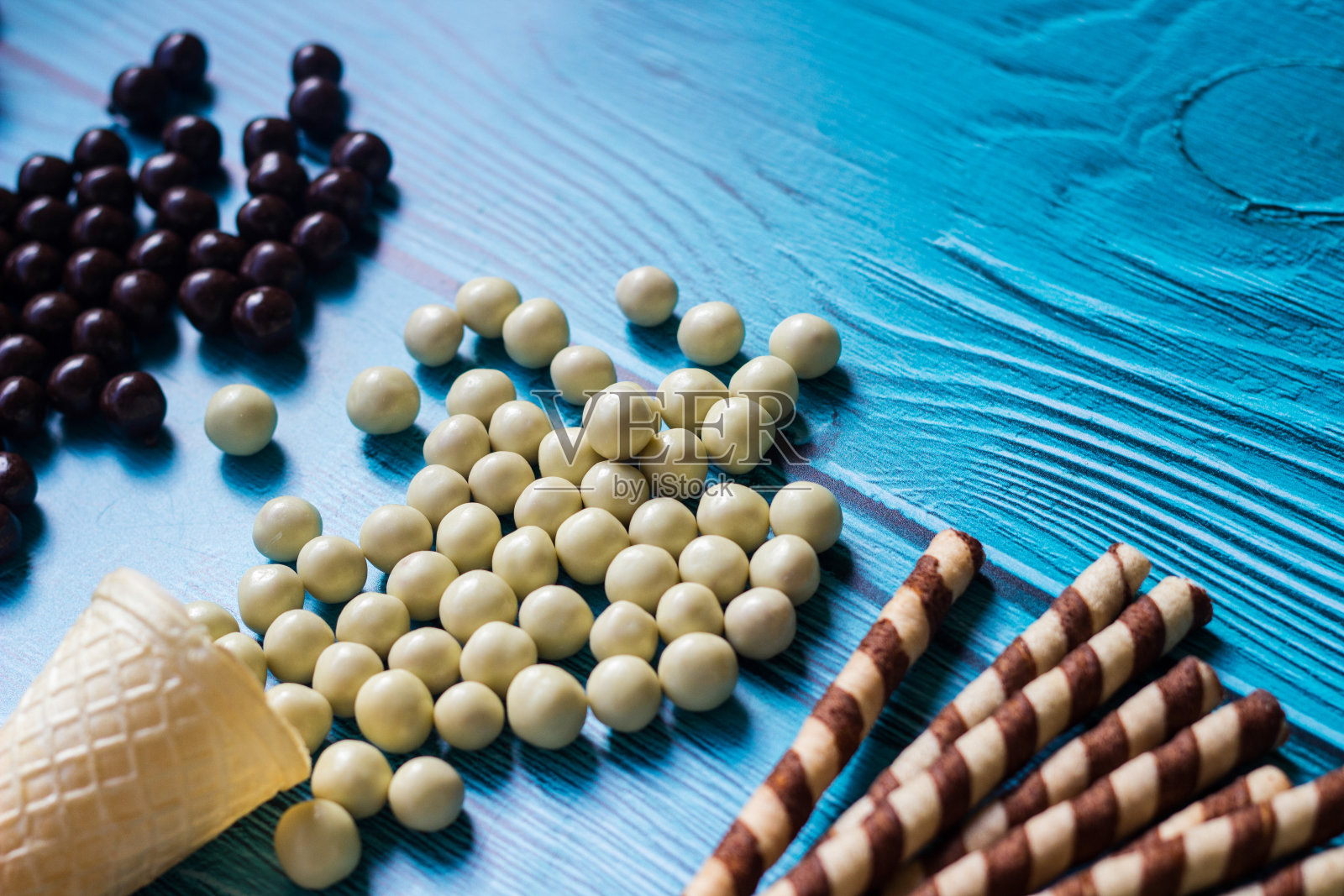 冰淇淋甜筒配彩色糖果、饼干和巧克力球照片摄影图片