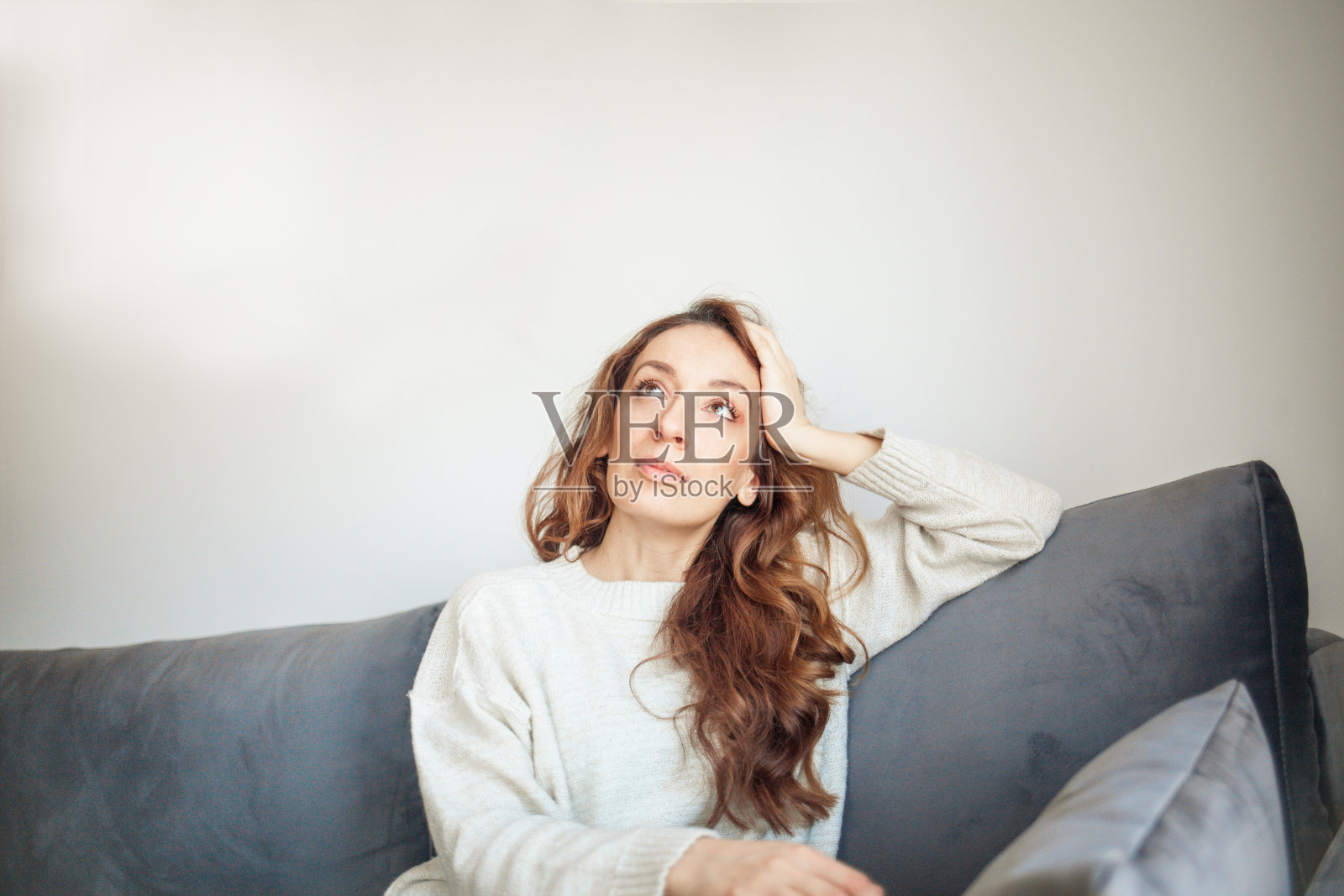 冬天在家享受咖啡的女人照片摄影图片
