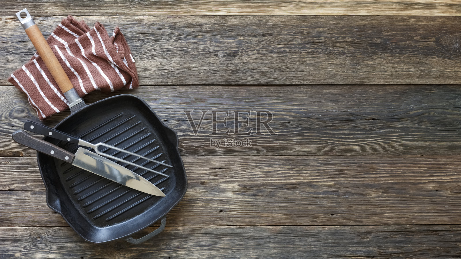 木桌上的烤盘空了照片摄影图片