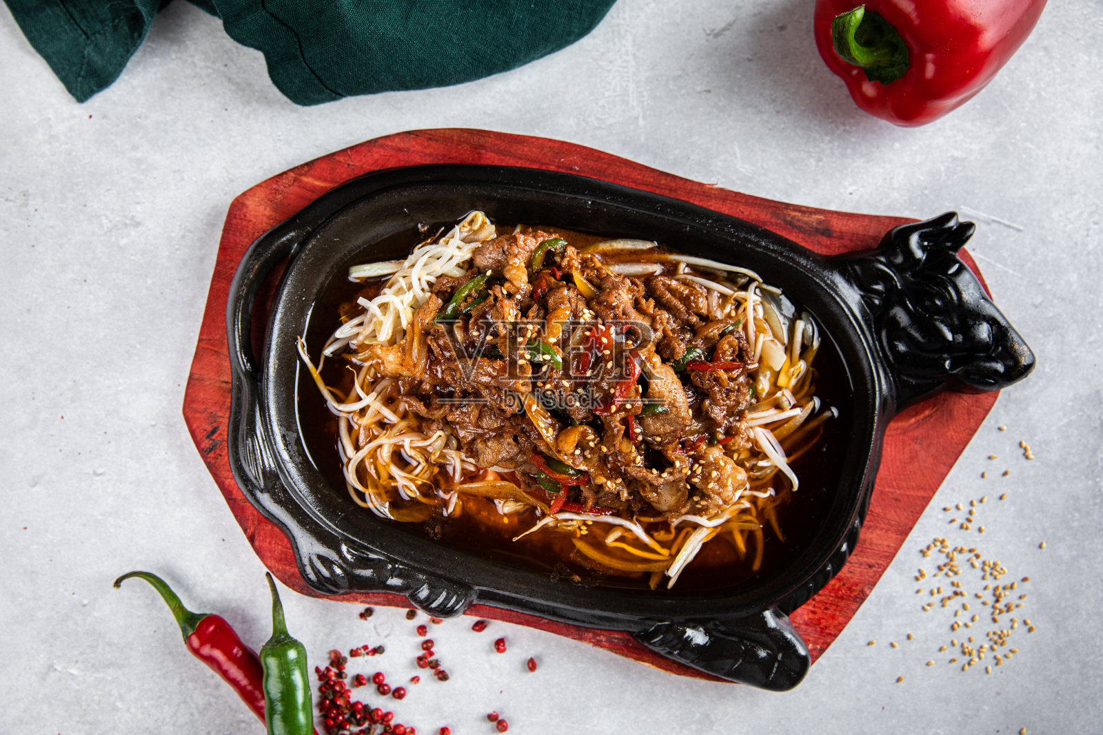 豌豆、豆类、坚果类食品、纯素食品:健康新鲜蔬菜沙拉,有复制空间。俯视图照片摄影图片