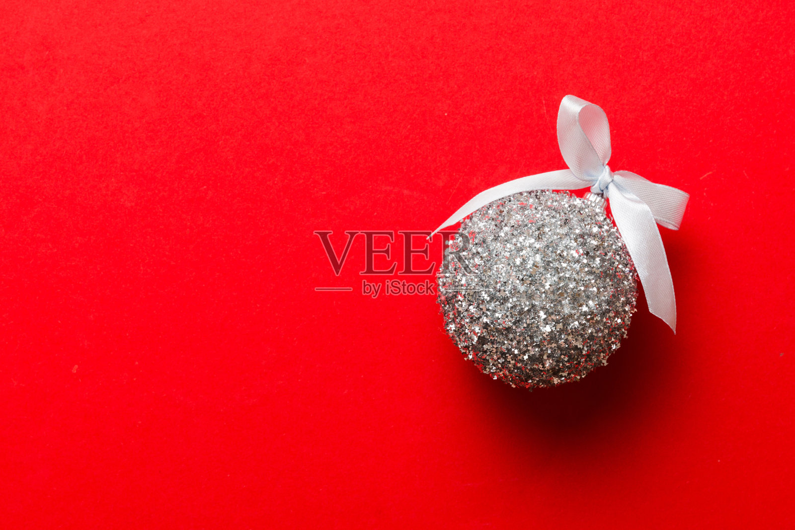 彩色背景的圣诞球。装饰彩带蝴蝶结与复制空间照片摄影图片