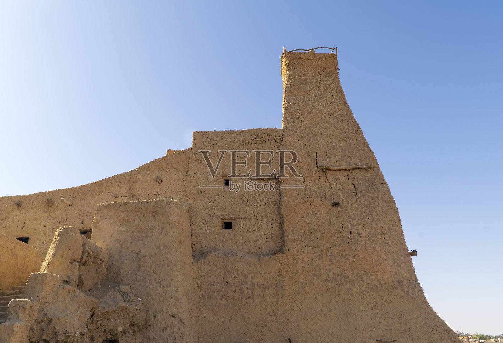 埃及锡瓦绿洲的蓝色天空下的古老清真寺建筑照片摄影图片