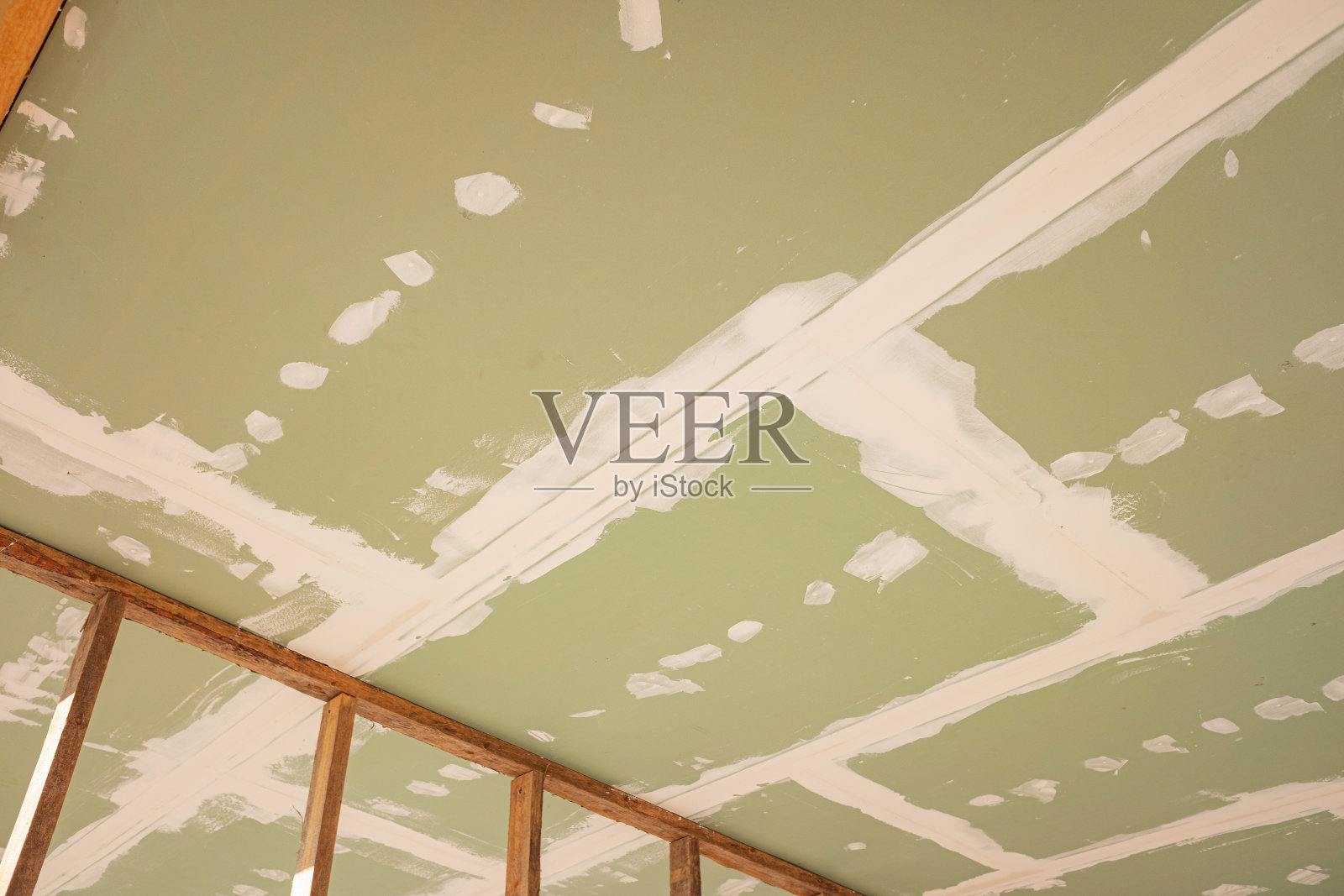 房屋翻新期间的石膏板抹灰。照片摄影图片