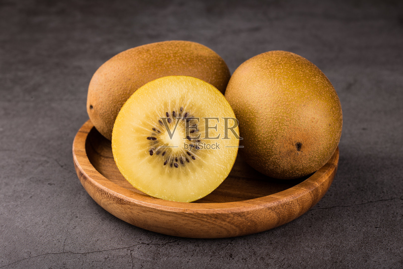 黑色背景上的金色猕猴桃照片摄影图片