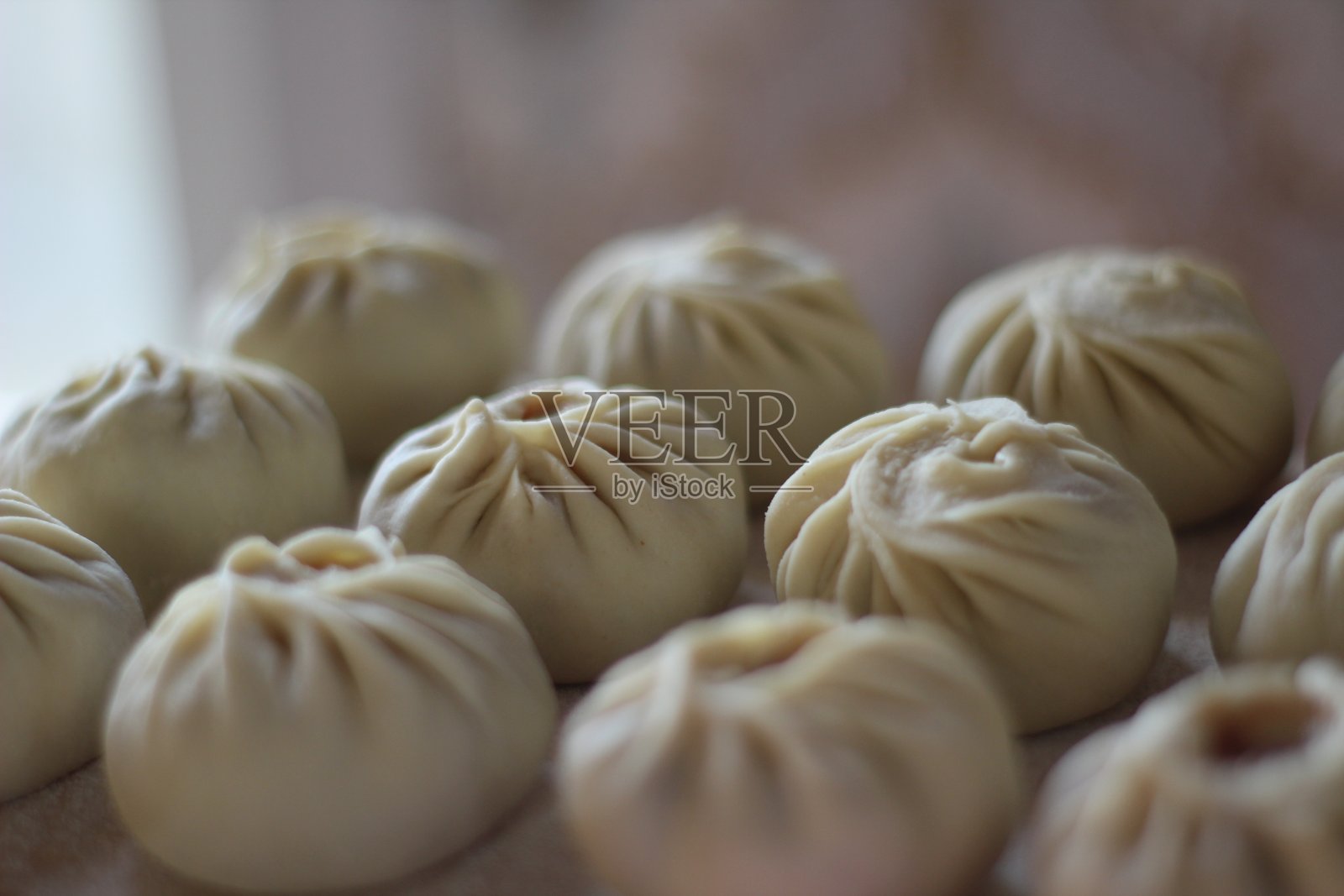 传统的布里亚特布乌兹制作过程。肉馅的蒸饺照片摄影图片