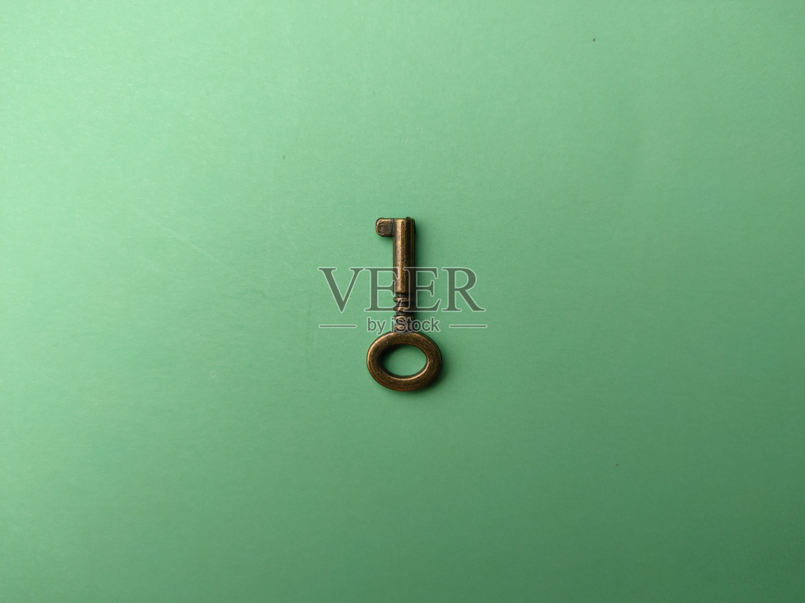 古色古香的钥匙在柔软的绿色纸张上,背景图像。照片摄影图片