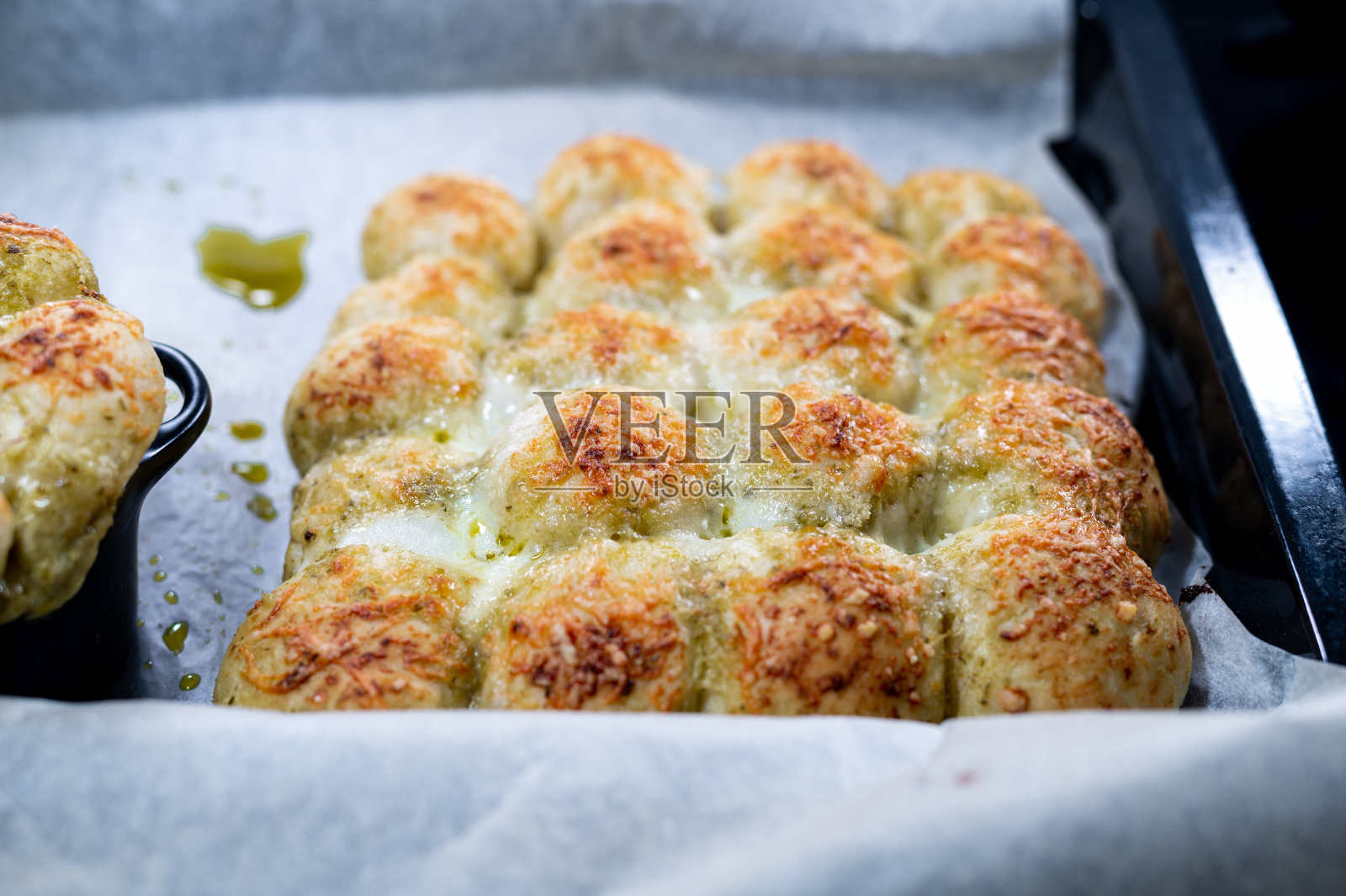 香蒜酱面包球烤箱奶酪锅白色背景照片摄影图片
