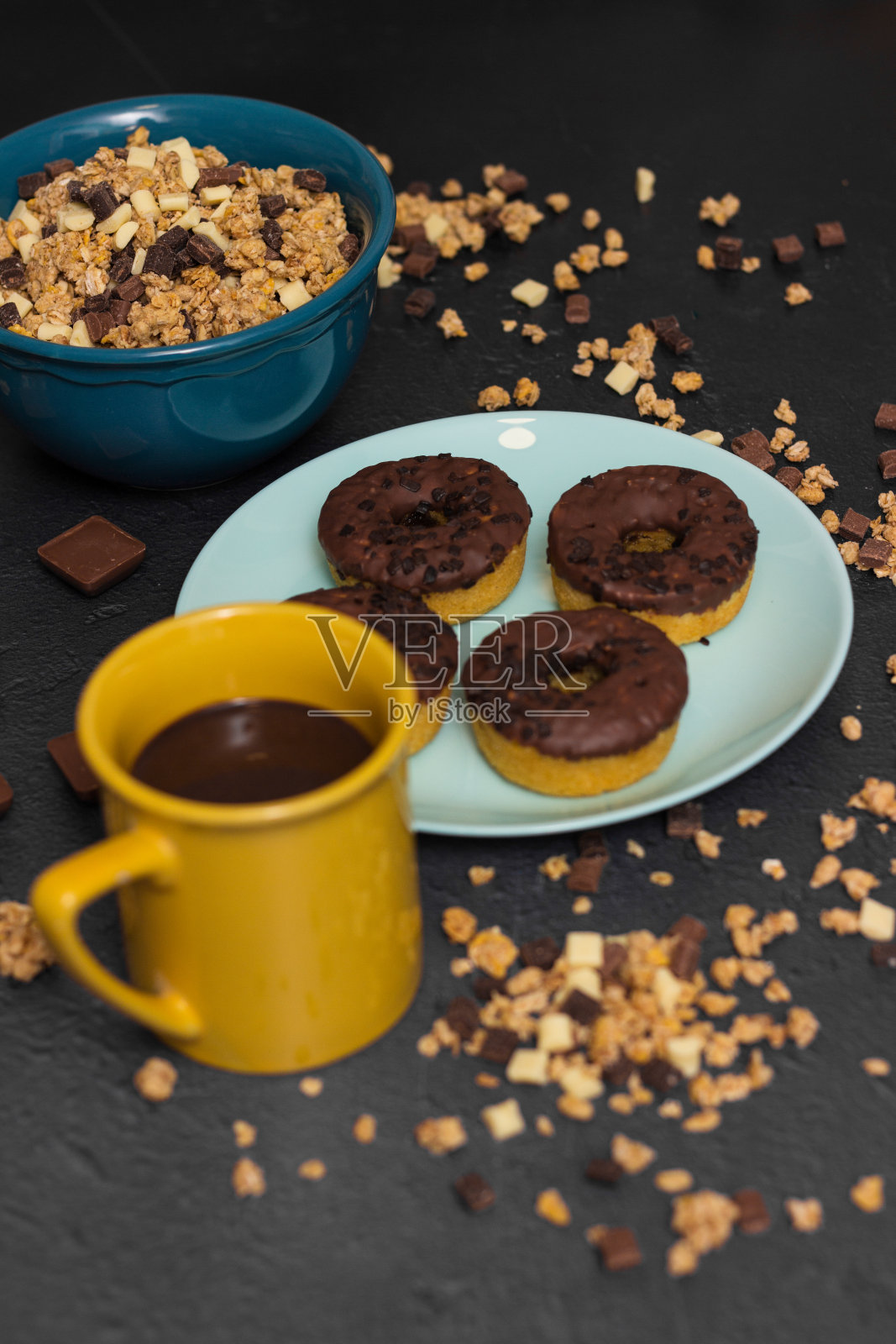 巧克力格兰诺拉麦片配巧克力牛奶和甜甜圈照片摄影图片