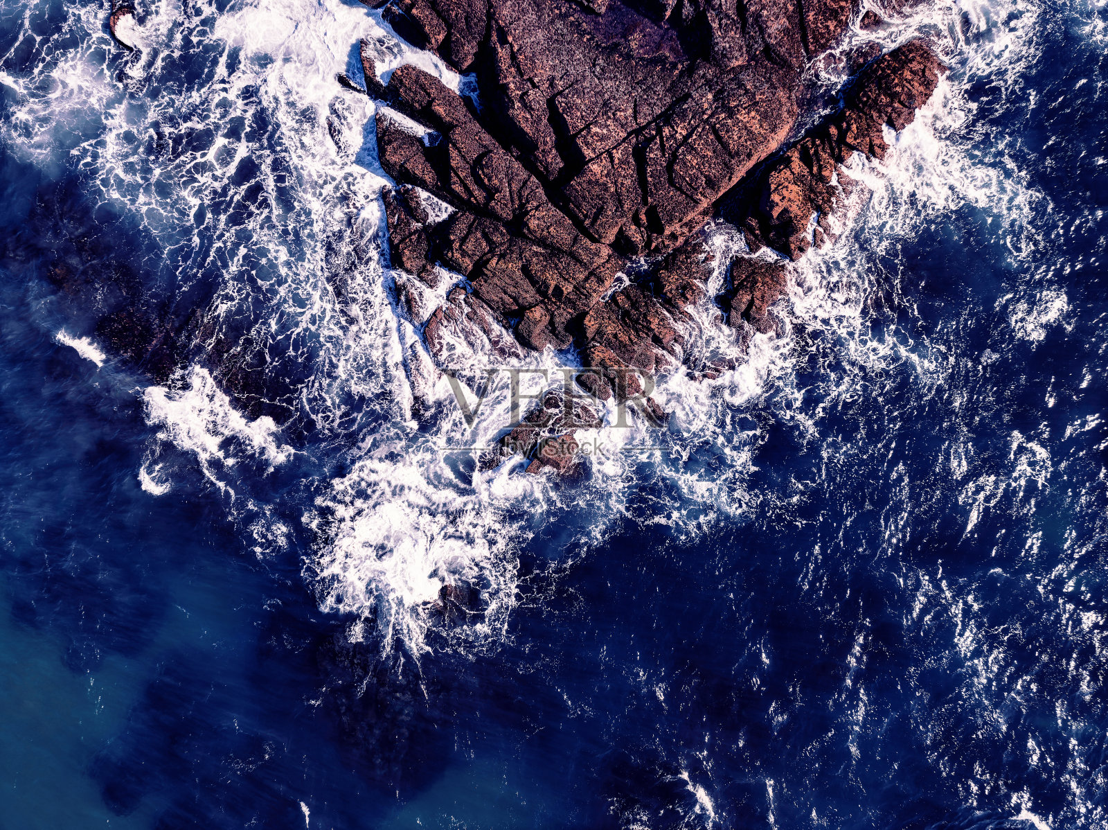 英国康沃尔郡特雷沃恩附近海岸鸟瞰照片摄影图片