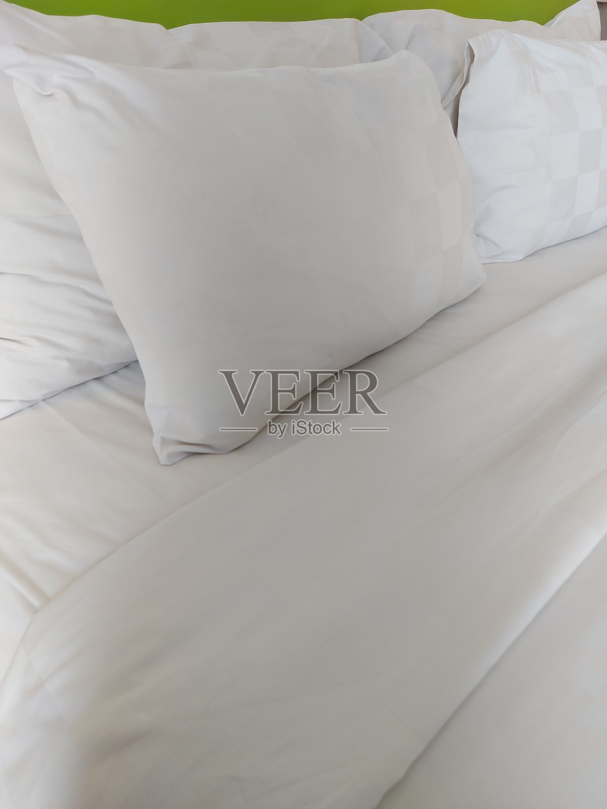 酒店房间里用来休息的毯子和枕头照片摄影图片