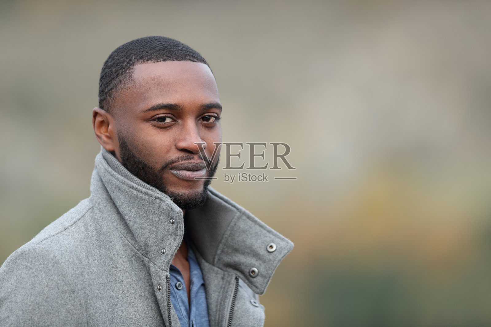 一个自信的黑人看着你照片摄影图片