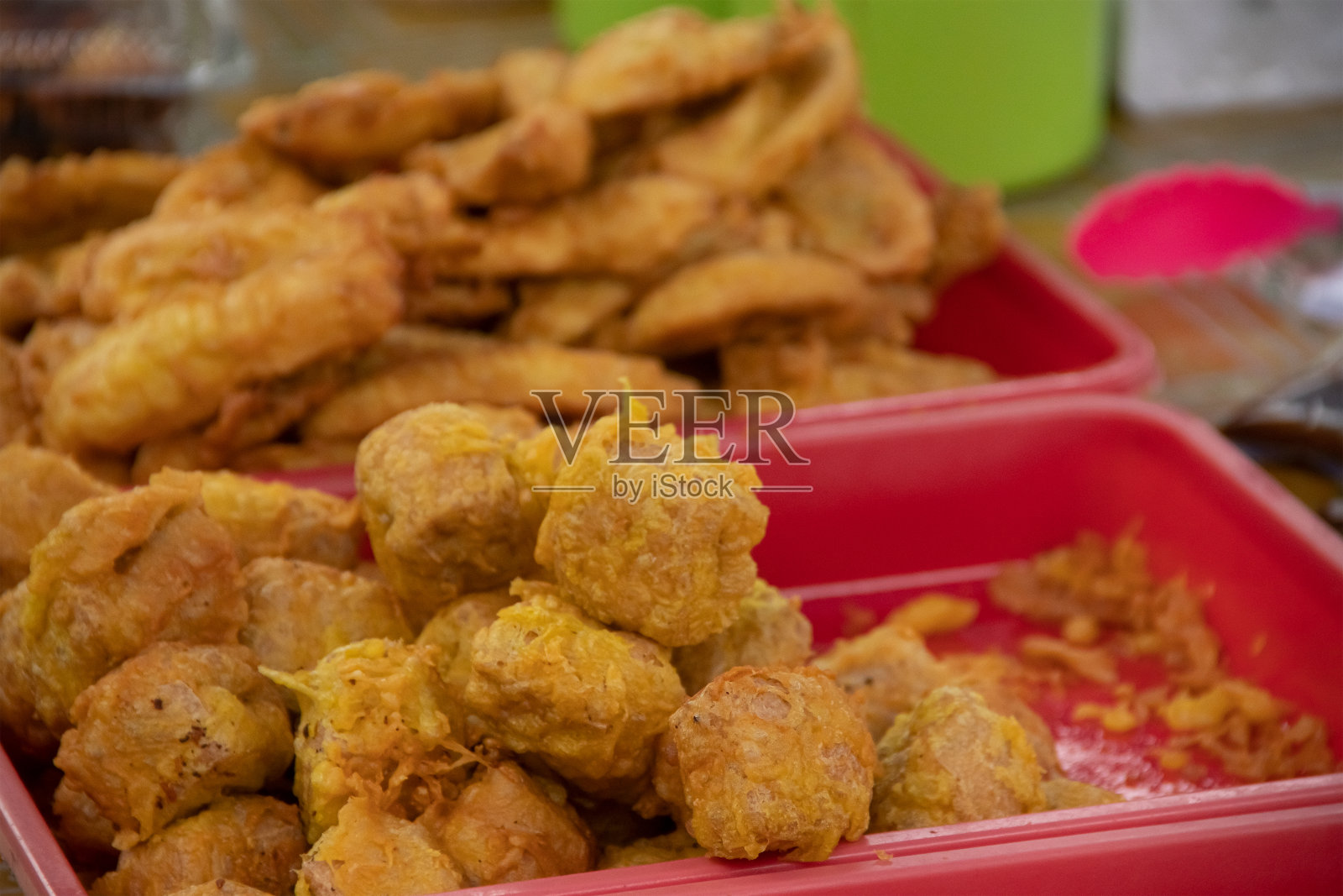 街头小贩出售的炸豆腐和豆豉,这是印尼很受欢迎的街头小吃照片摄影图片