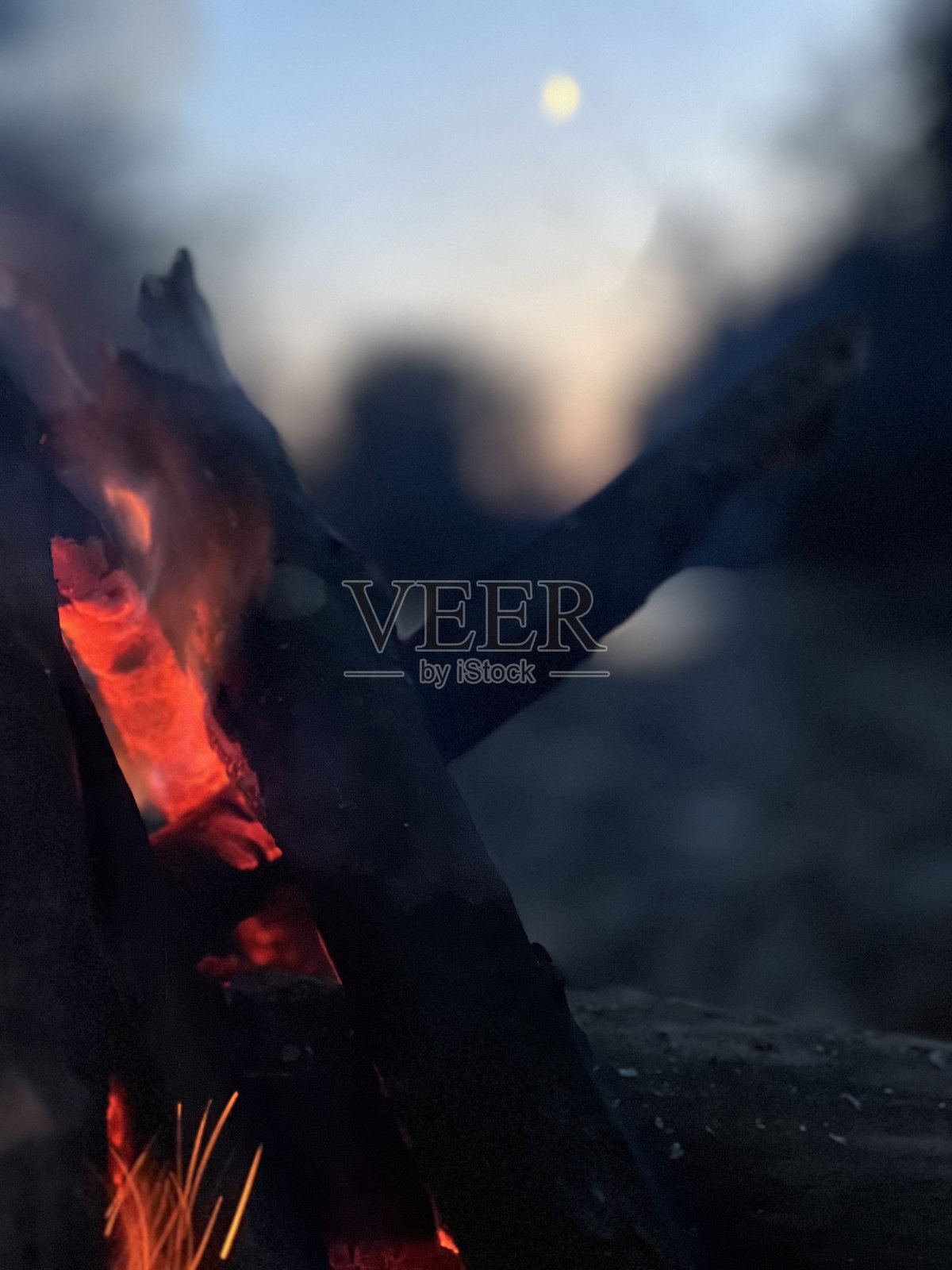 晚上河边的篝火照片摄影图片