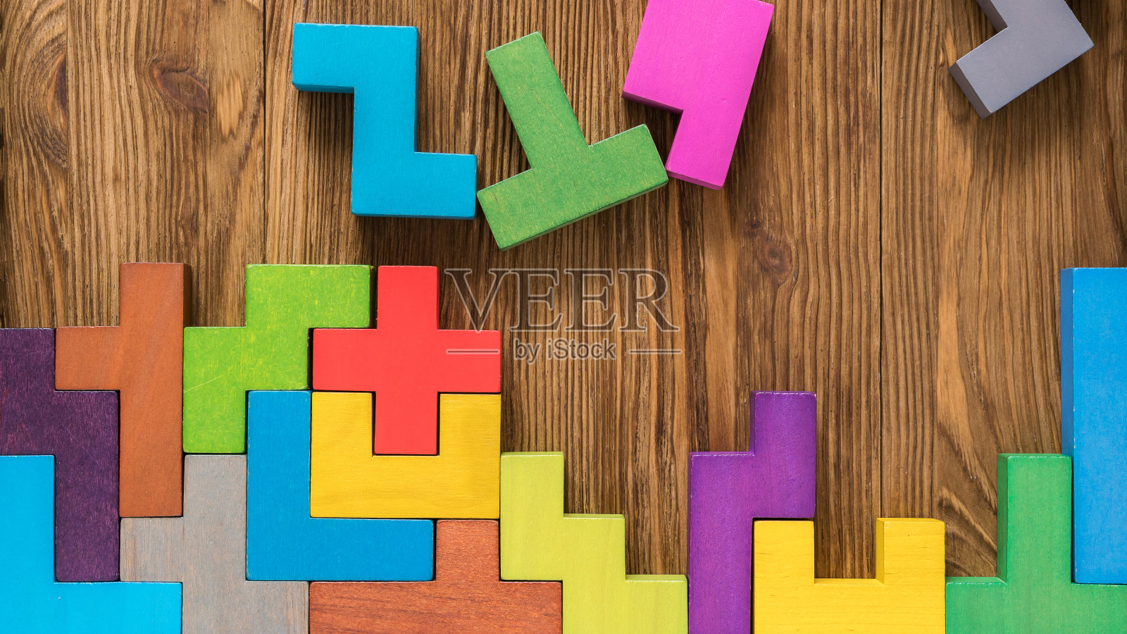 木制背景上的几何图形。照片摄影图片