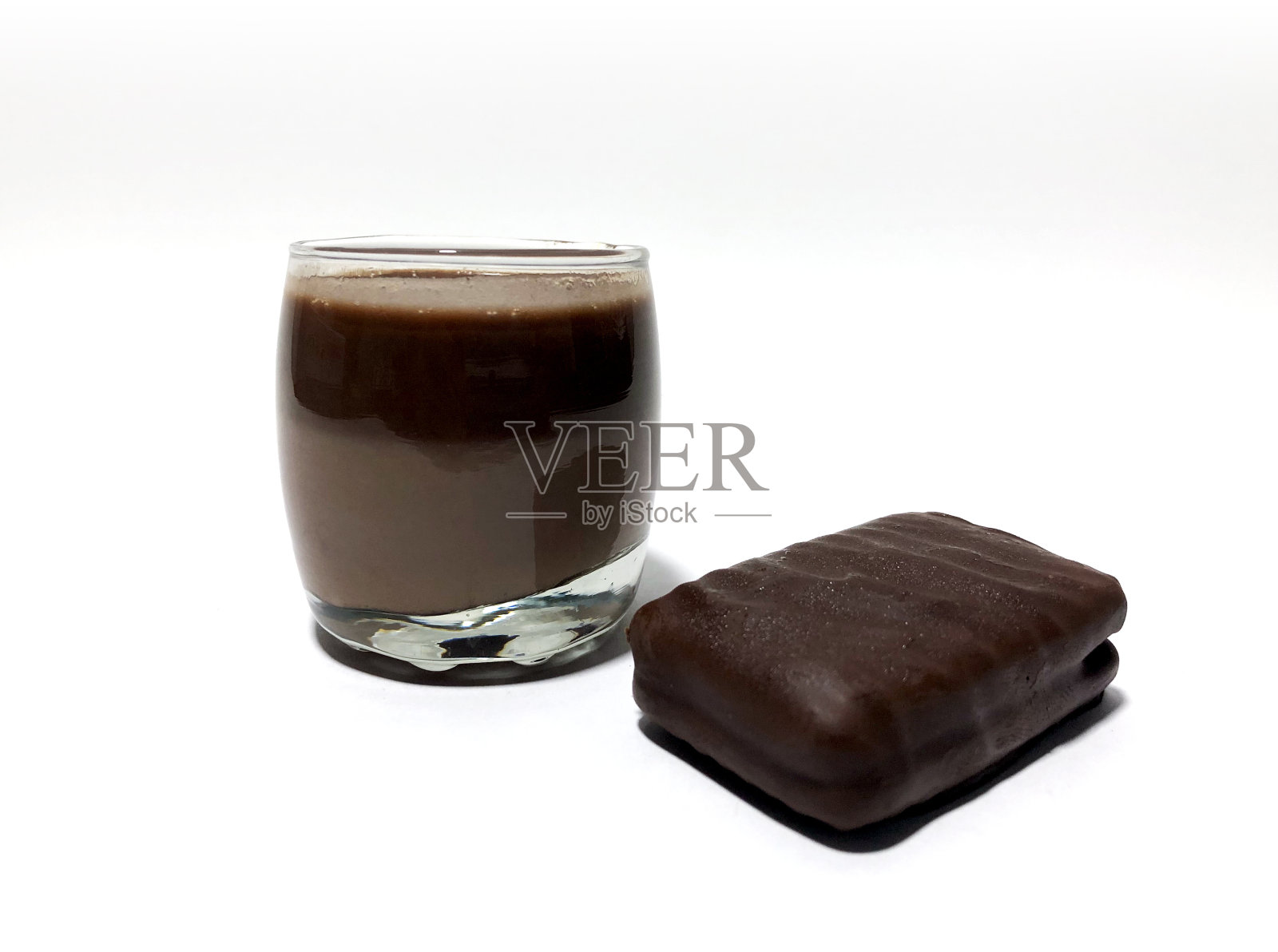 白色背景的巧克力口味的食物照片摄影图片