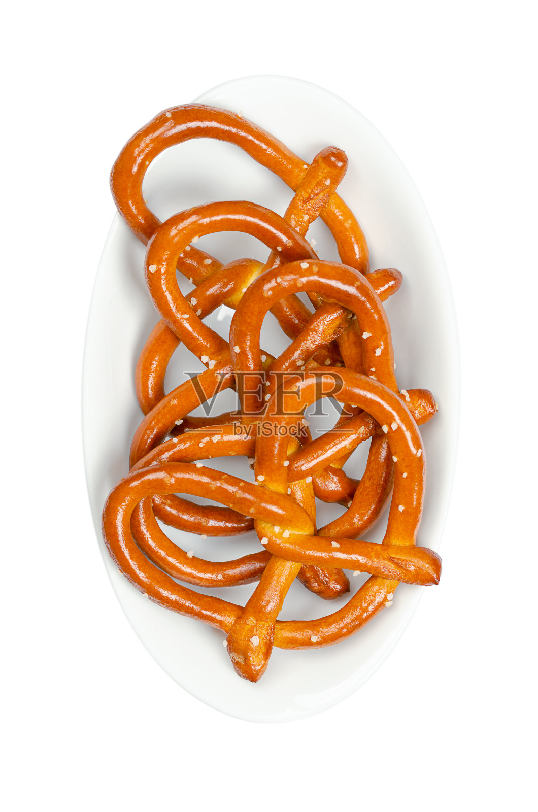 咸硬椒盐脆饼,也被称为Brezel,放在白色碗里的松脆零食照片摄影图片