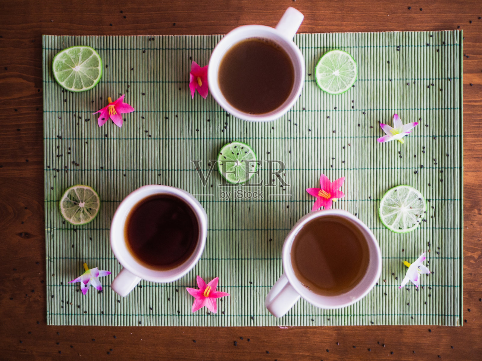 高角拍摄了放在桌上的白色马克杯里三种浓淡不同的热茶照片摄影图片