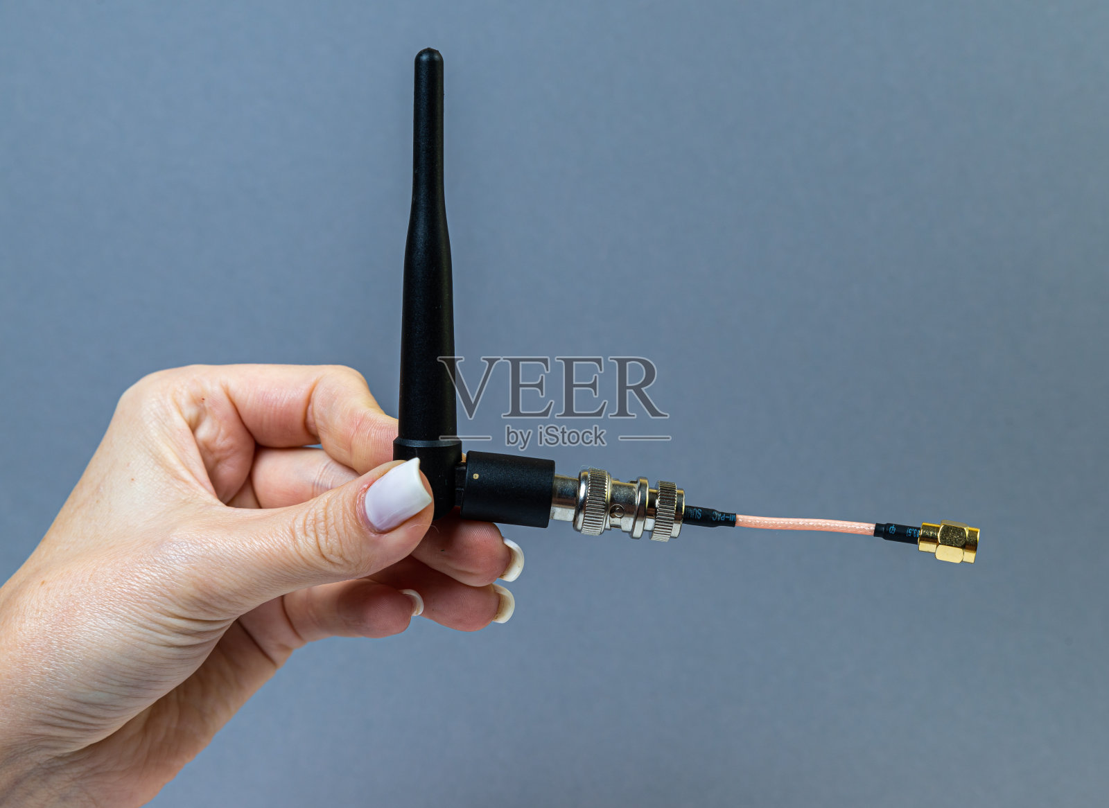 手里拿着电脑和智能手机的各种转换器电缆适配器照片摄影图片