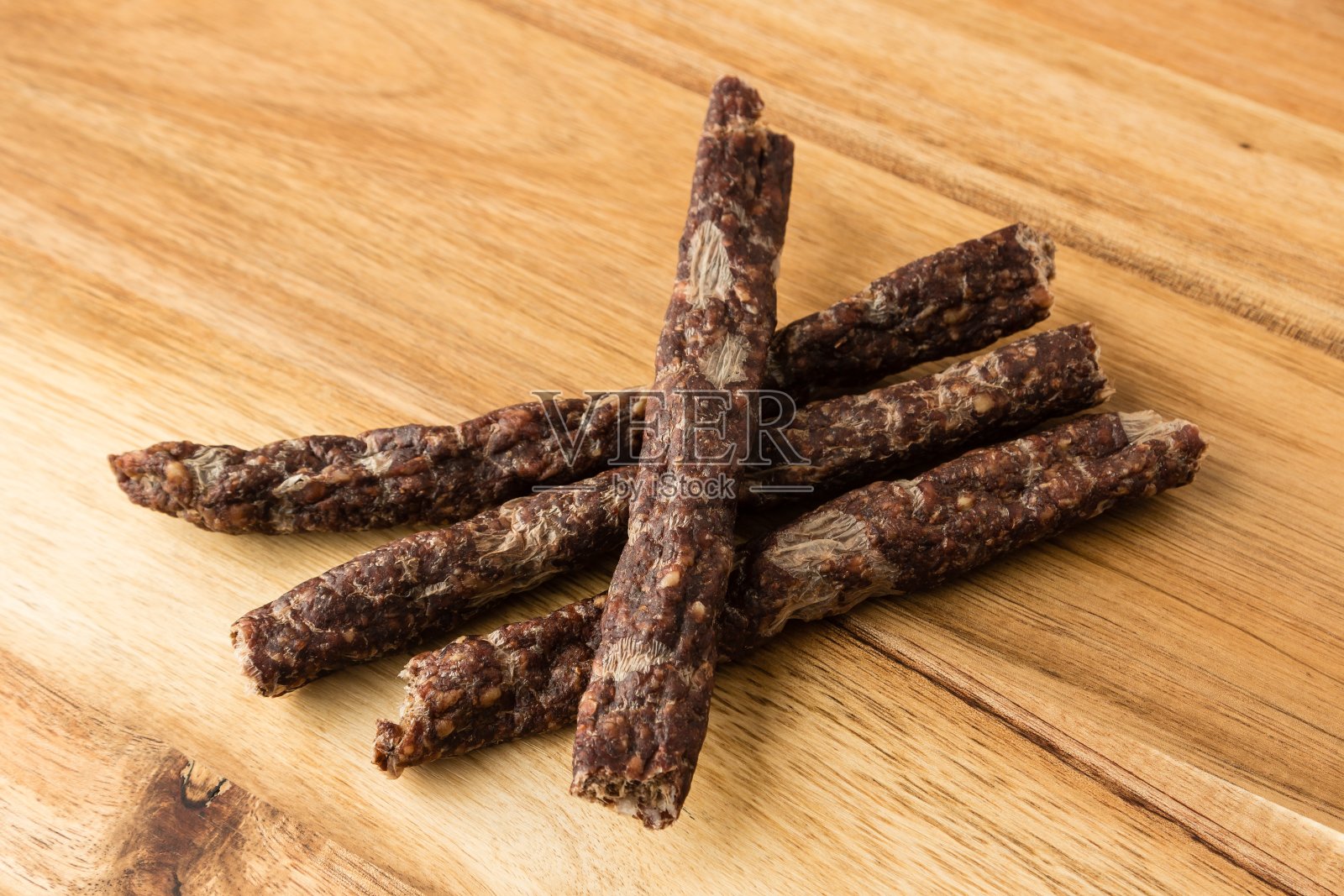 木制表面上的传统非洲干草照片摄影图片