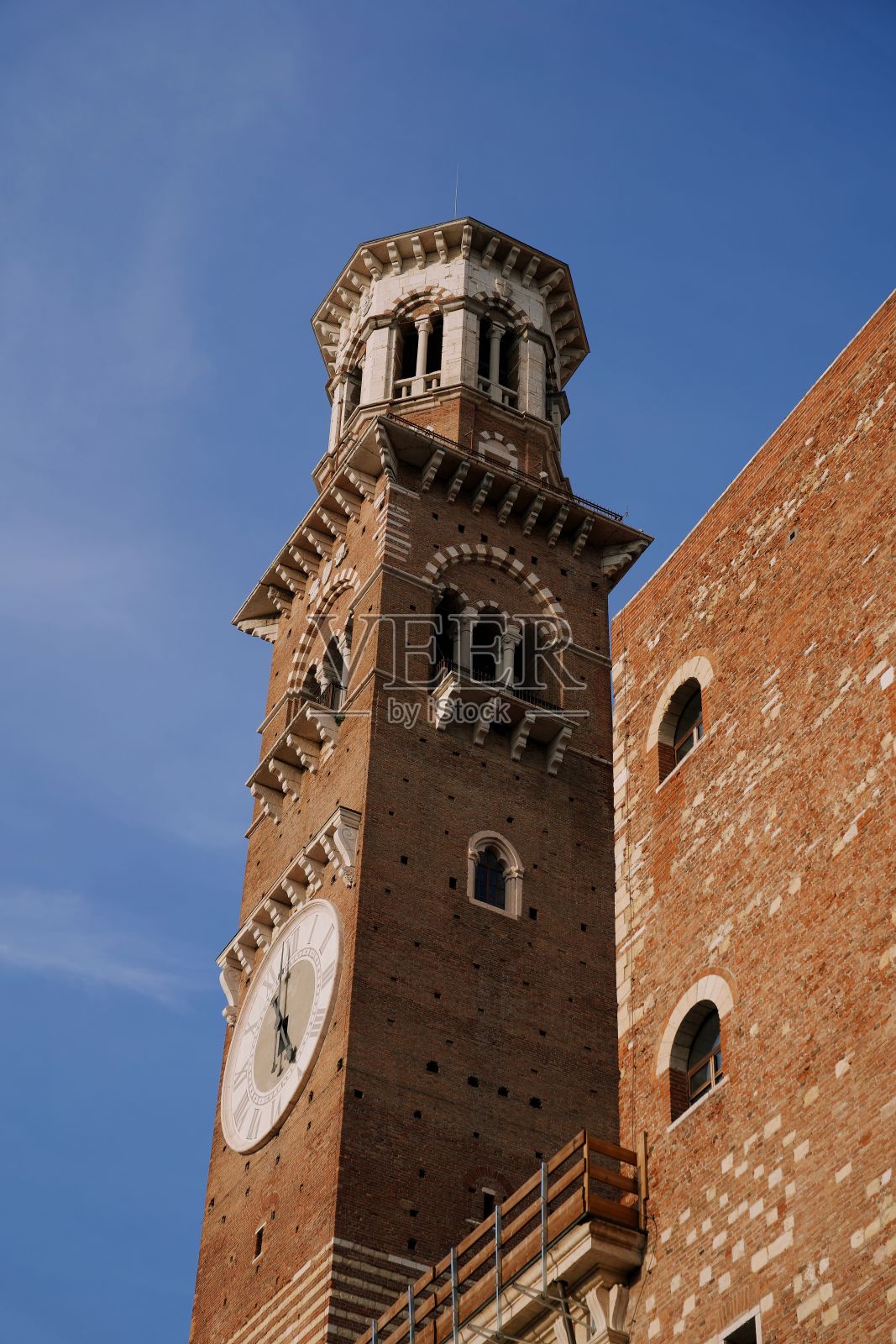 垂直拍摄的Torre dei Lamberti与蓝色的天空背景在意大利照片摄影图片