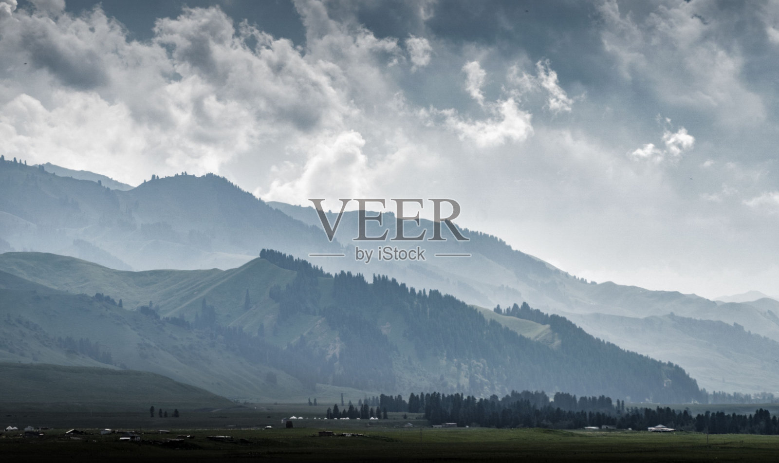 层层的山脉和森林照片摄影图片