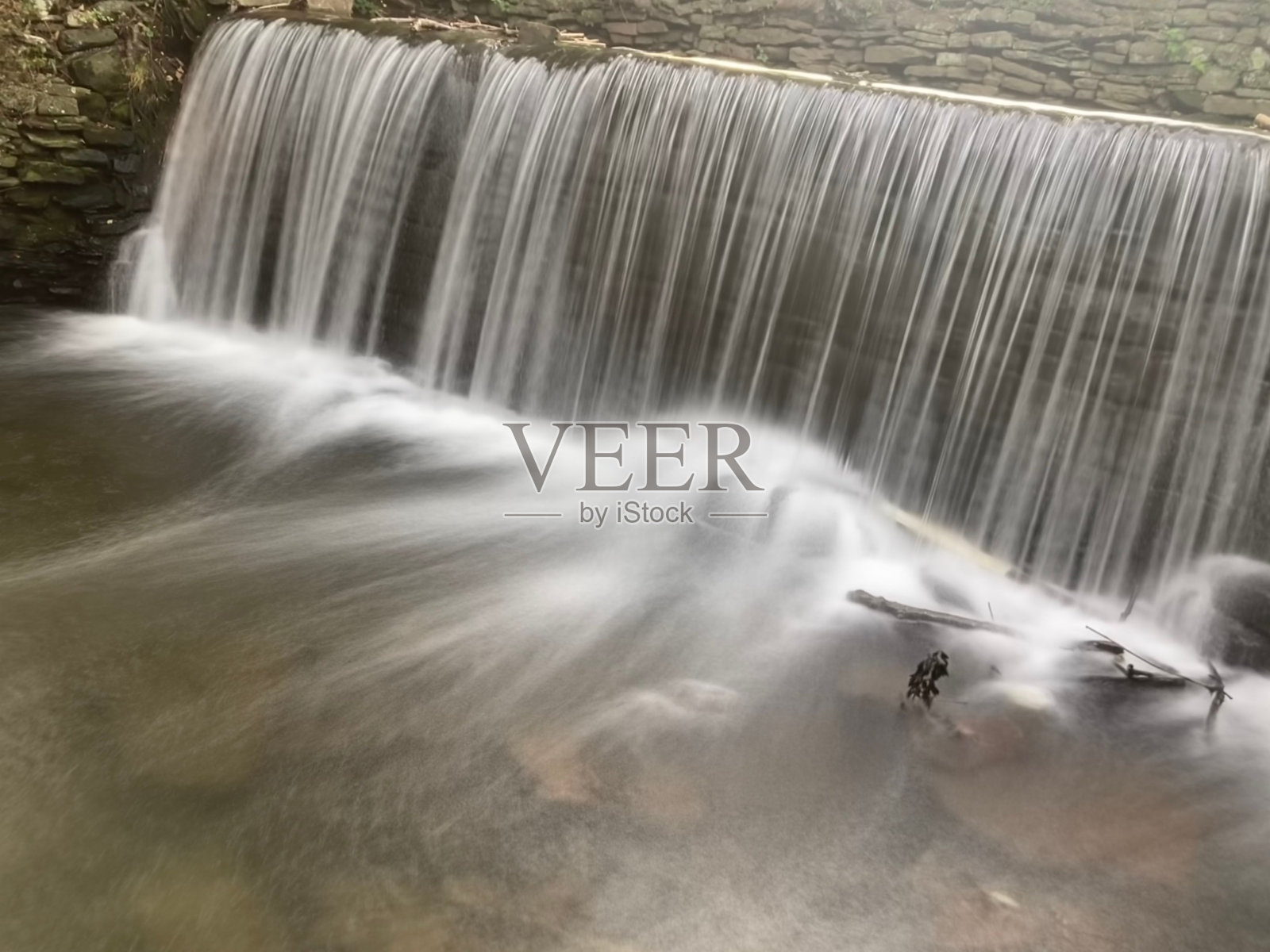 森林中流淌的小瀑布照片摄影图片