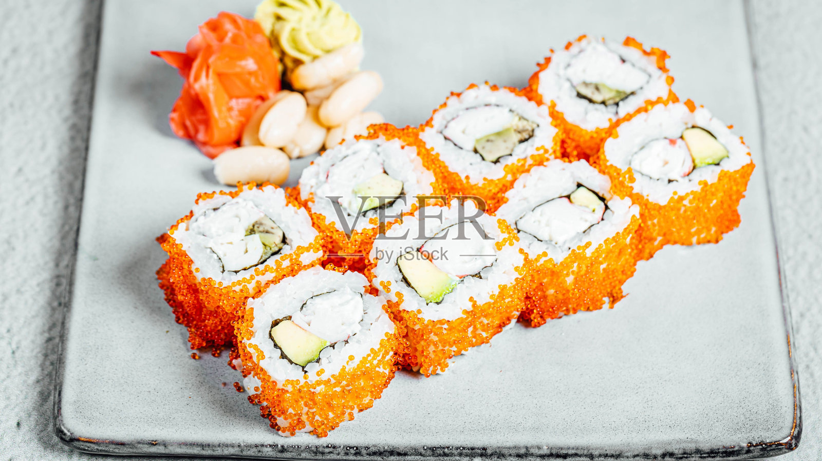 一套新鲜美味的加利福尼亚寿司卷上白色的盘子照片摄影图片