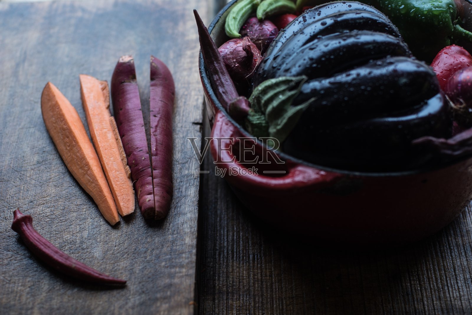 高角特写的蔬菜在碗和切片的桌子上照片摄影图片