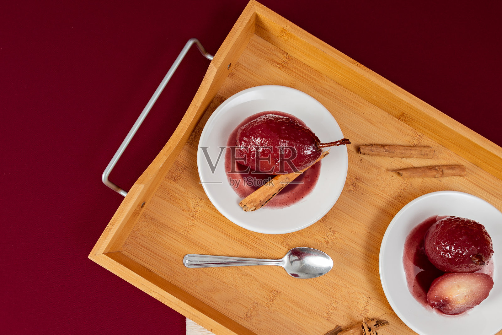 头顶上的红酒梨甜点照片摄影图片