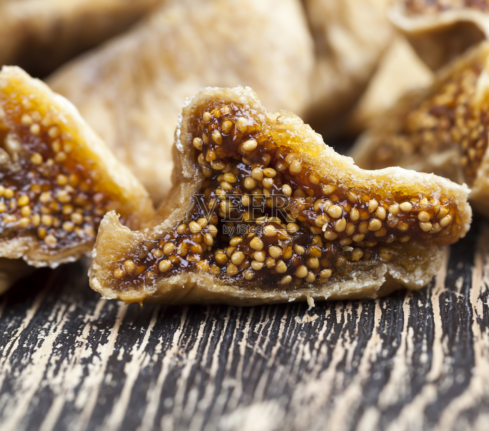 桌子上放着无花果干照片摄影图片