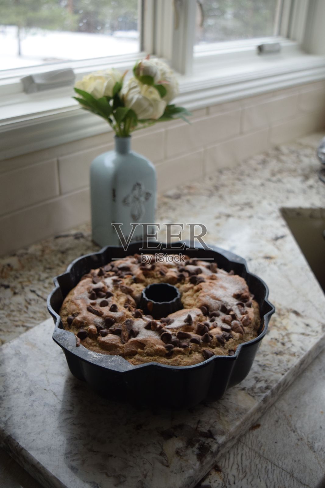 厨房桌子上刚烤好的饼干和巧克力片的垂直镜头照片摄影图片