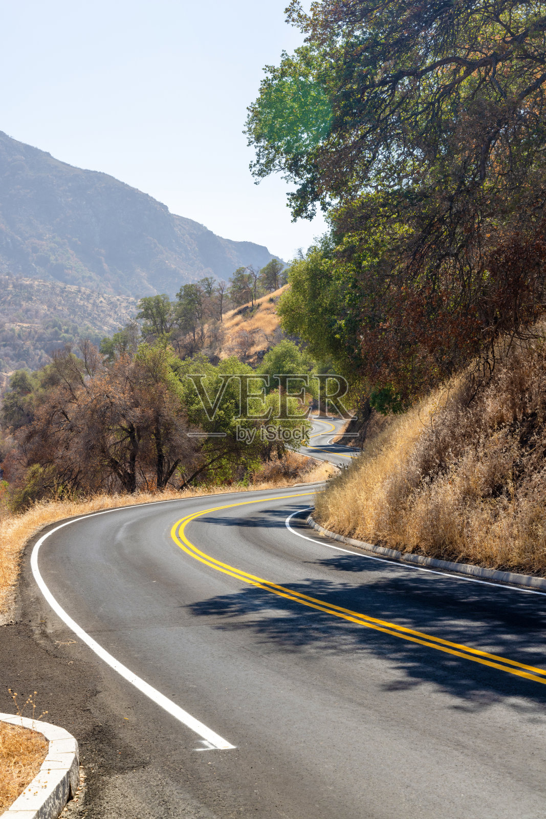 沥青路面和乡村景观照片摄影图片
