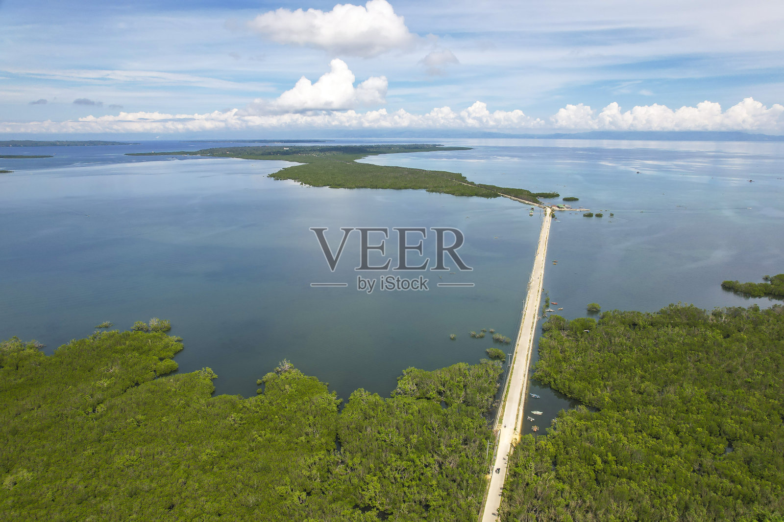 Pangangan岛堤道的航拍图,这是菲律宾最长的堤道,位于保和岛的Calape。两端都有红树林作为缓冲,以防止风暴。照片摄影图片