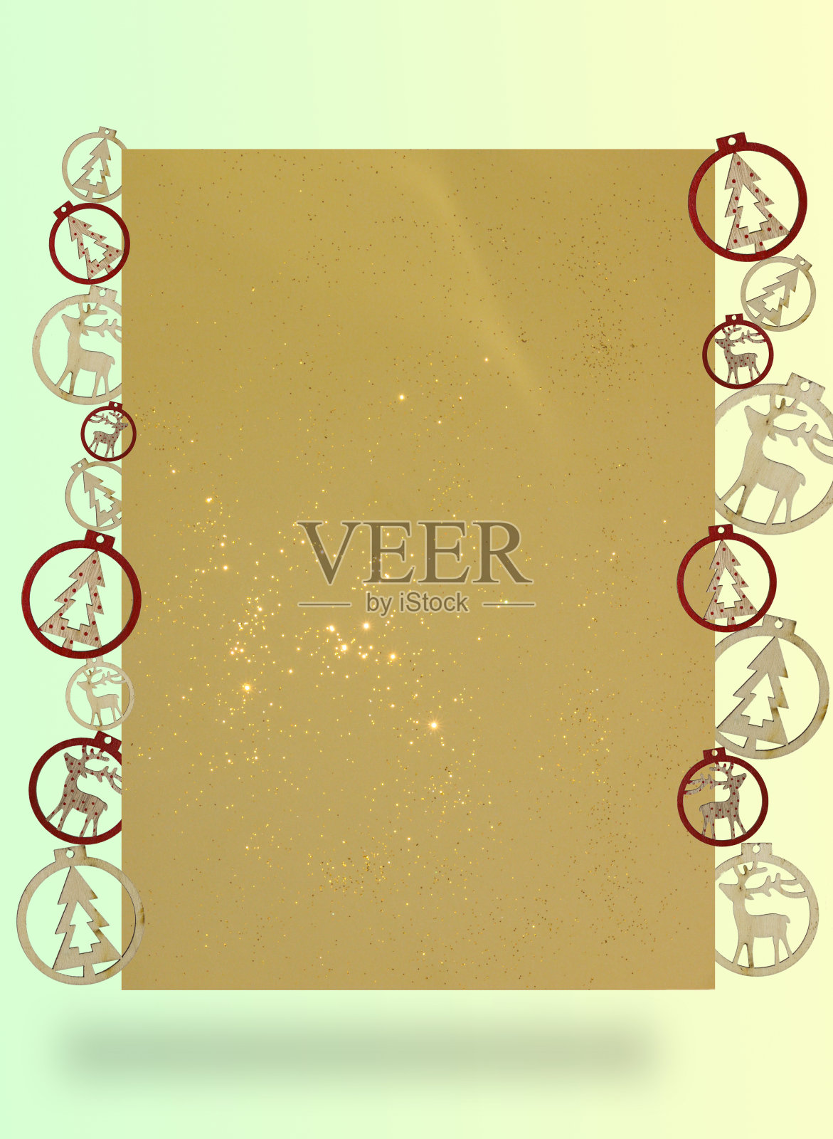 金色的纸作为复制空间,旁边的纸木制圣诞装饰,卡片和邀请现代复古,节日的概念照片摄影图片