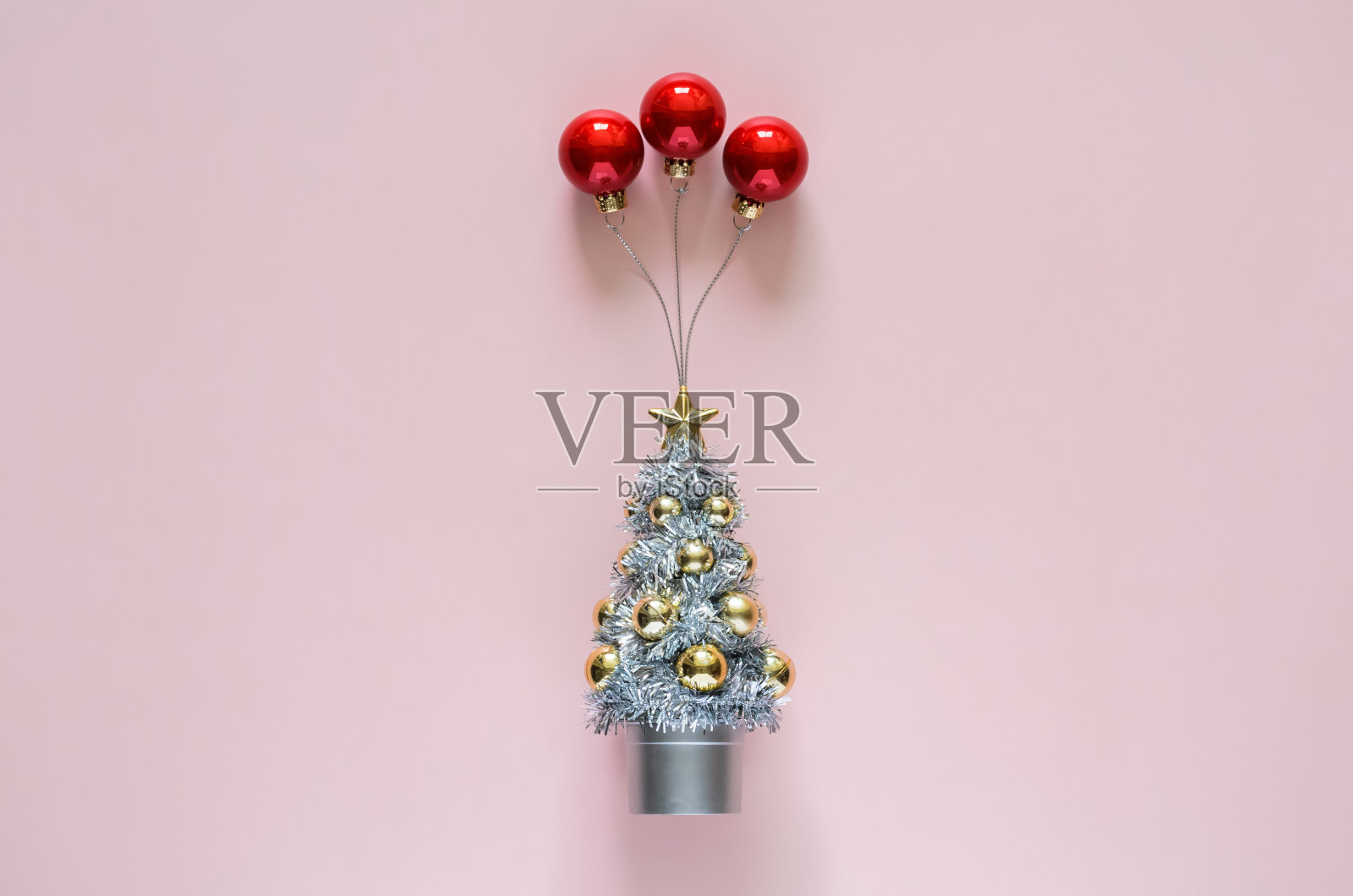 圣诞树上有红色的小玩意装饰,顶部有气球照片摄影图片
