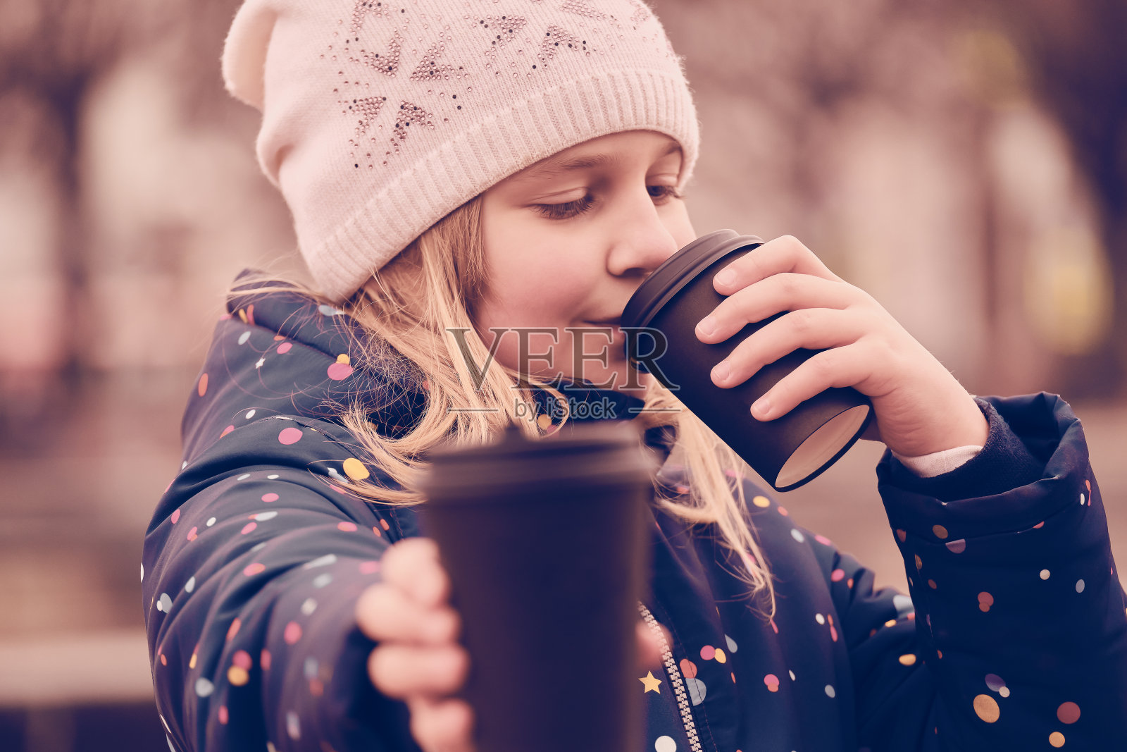 初春,10-11岁的女学生在户外喝咖啡。快乐的孩子请你喝美味的咖啡照片摄影图片