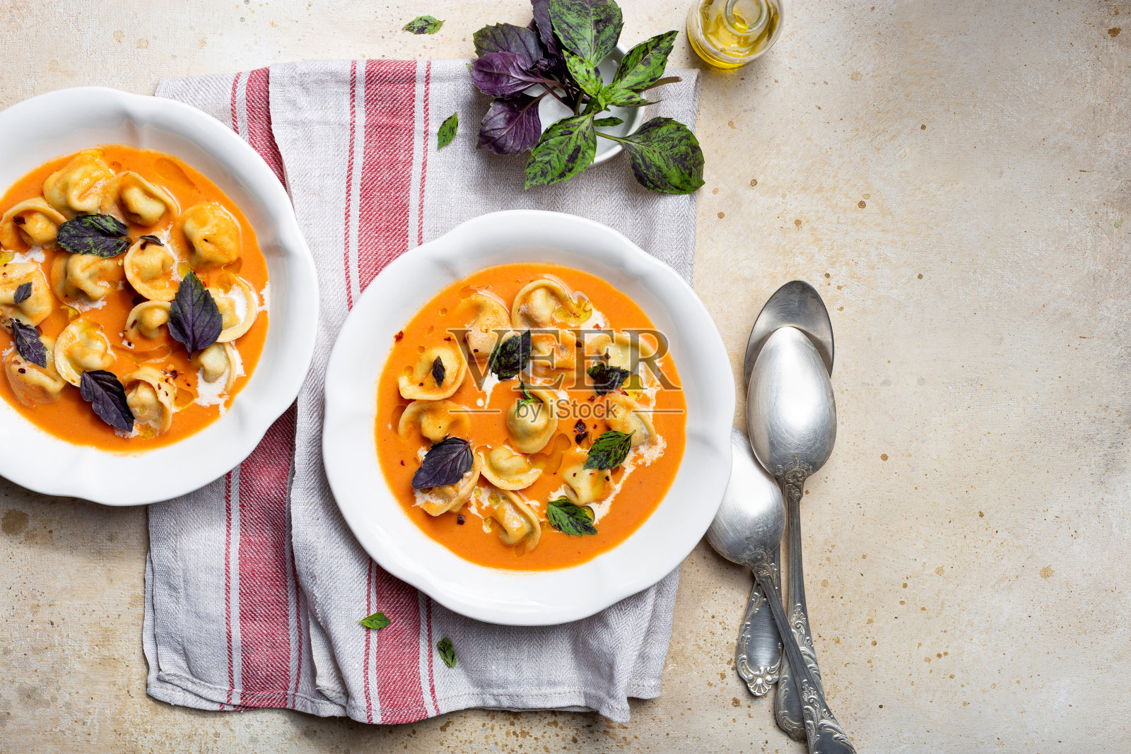 番茄汤配意大利面,奶油和罗勒照片摄影图片