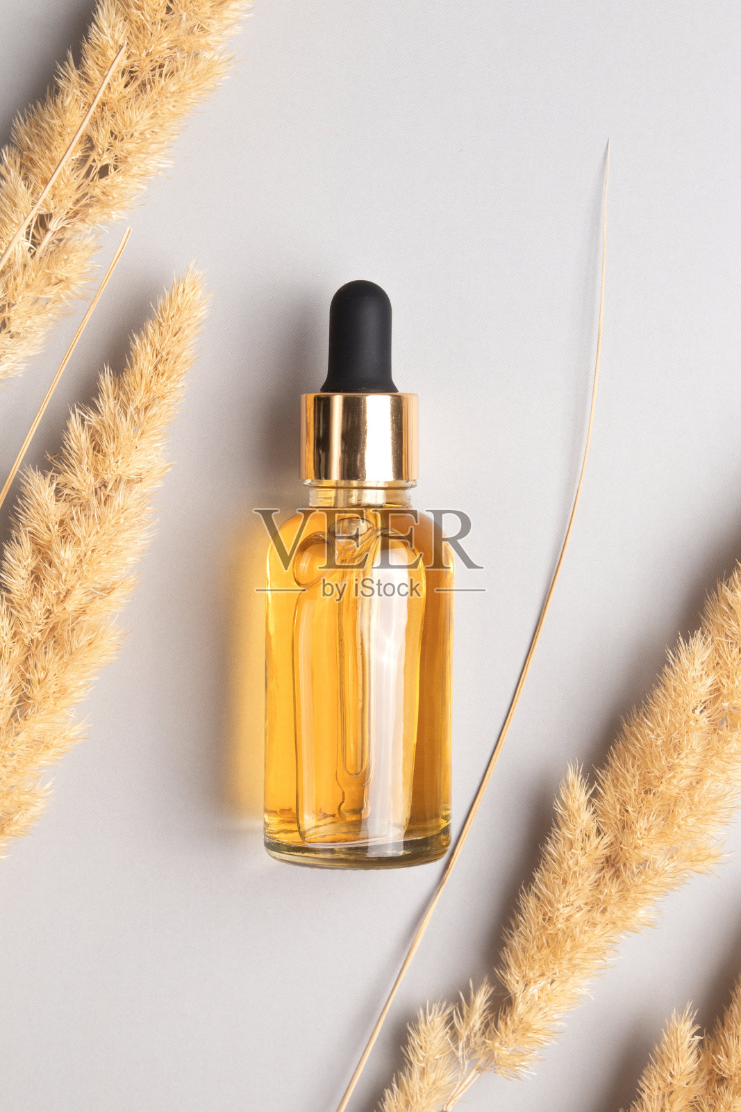 精油或精华液和干潘帕斯草本植物。玻尿酸油,血清胶原蛋白和多肽。照片摄影图片