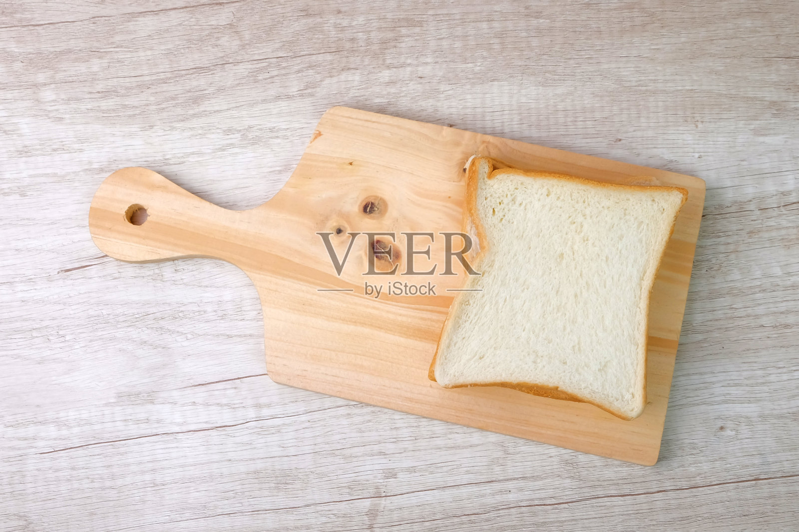 餐桌切菜板上的面包片俯视图照片摄影图片