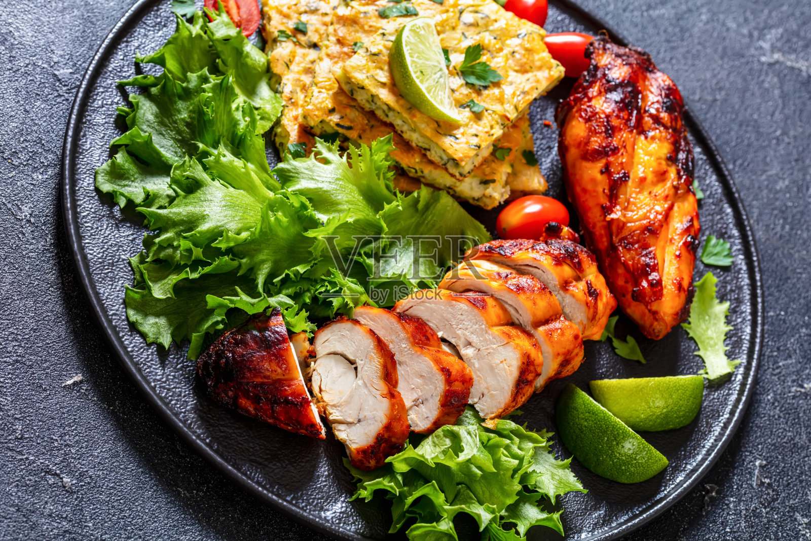 鸡胸肉配生菜蔬菜砂锅照片摄影图片